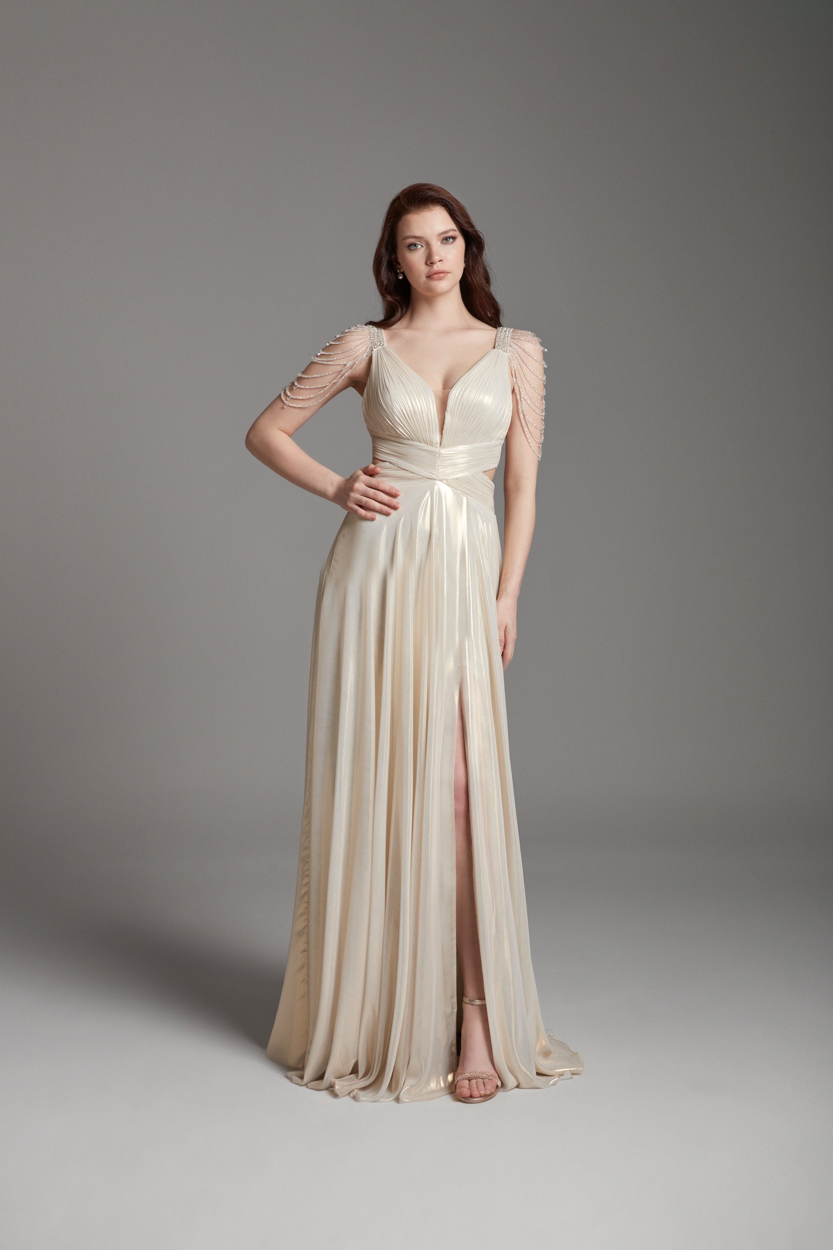 Azra Kotan Parlak Kumaş Boncuk İşlemeli Yırtmaçlı Uzun Abiye Elbise