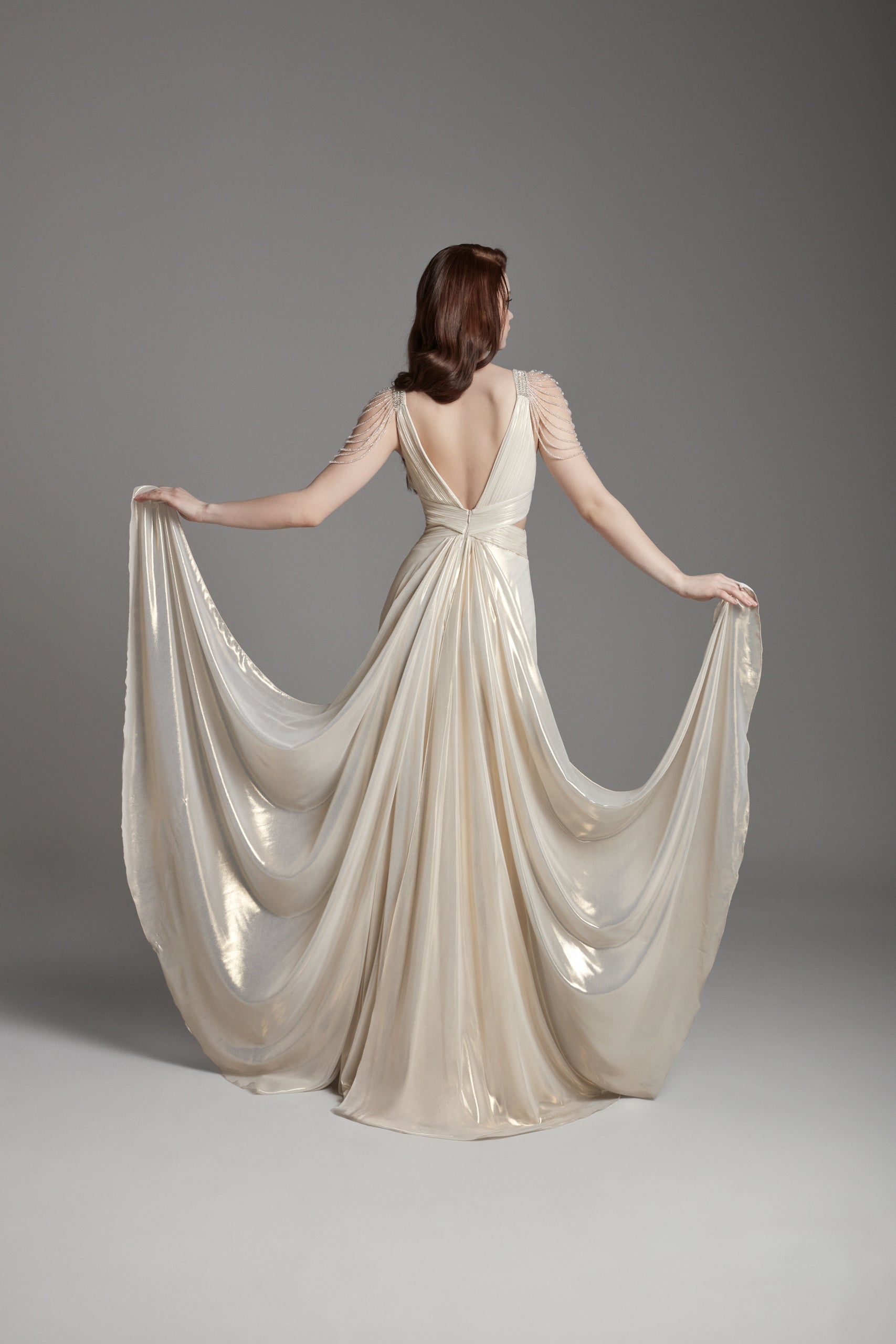 Azra Kotan Parlak Kumaş Boncuk İşlemeli Yırtmaçlı Uzun Abiye Elbise