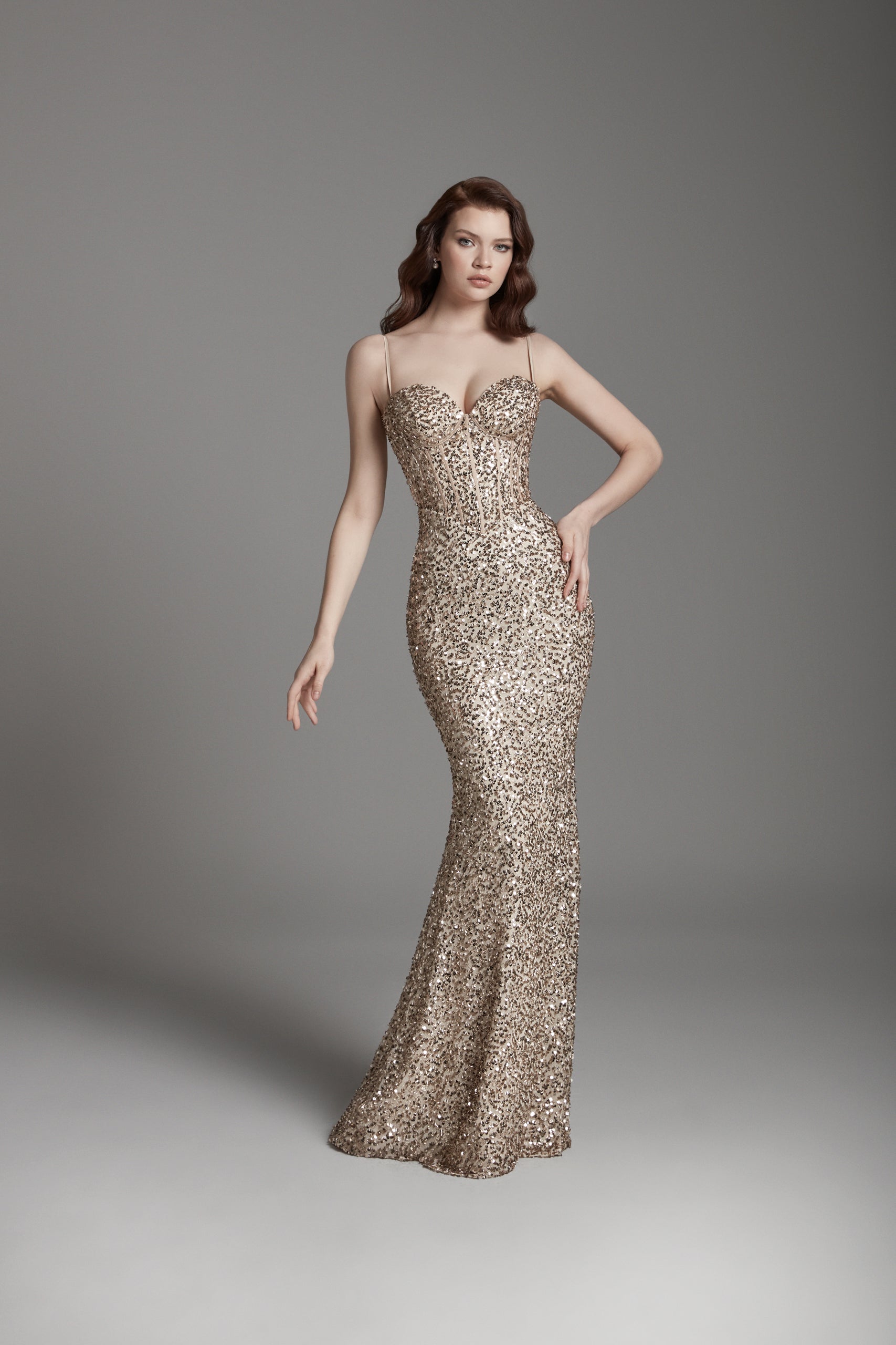 Azra Kotan Korse Detaylı İnce Askılı Tam Pul Payet Uzun Abiye Elbise