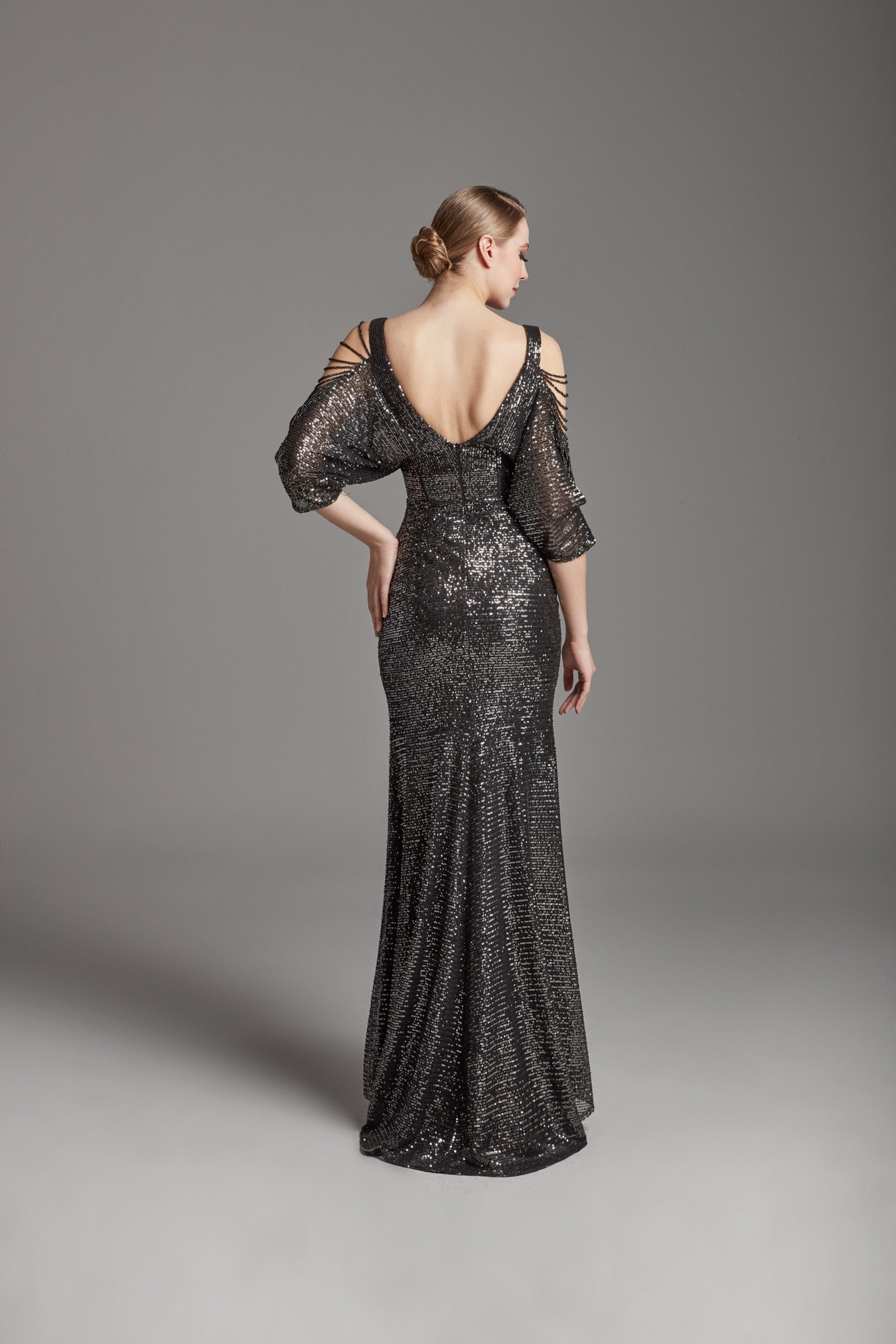 Azra Kotan Payet Kumaş Boncuk Detaylı Yarım Kol Yırtmaçlı Abiye Elbise