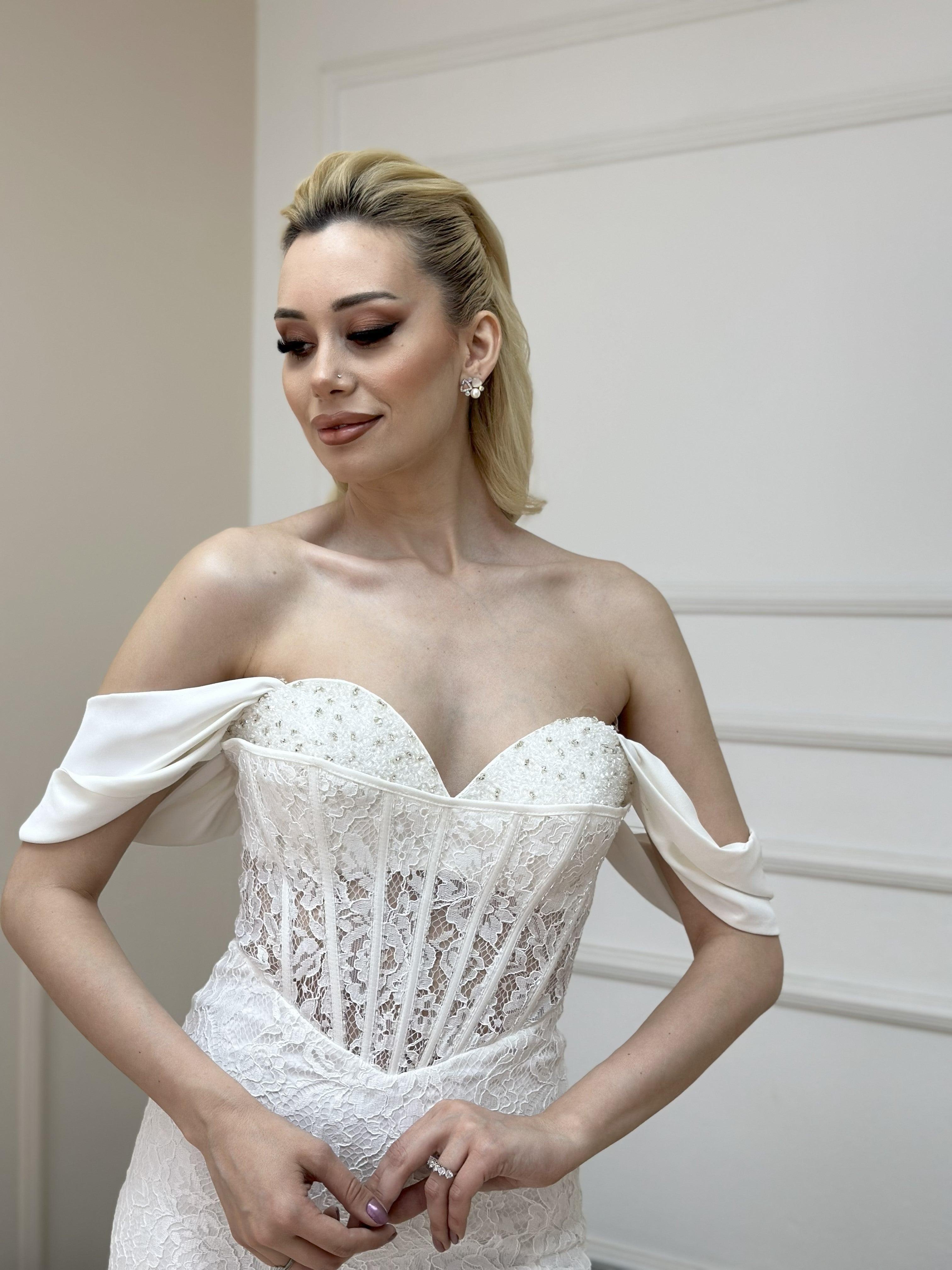 AZRA KOTAN OTRİŞ DETAYLI DANTEL KUMAŞ ABİYE ELBİSE