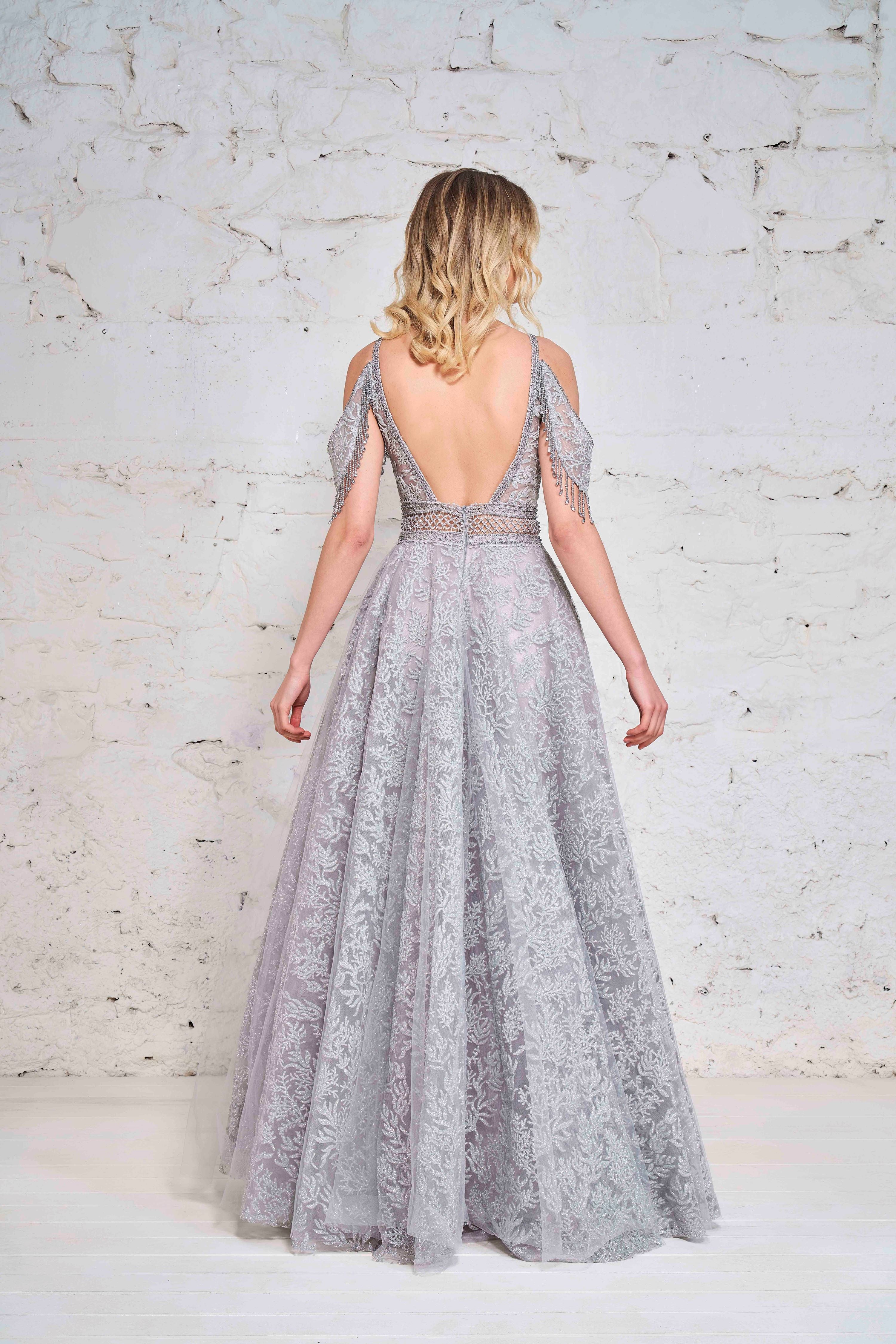 Azra Kotan Boncuk Detaylı Dökümlü Kollu Helen Etek Abiye Elbise