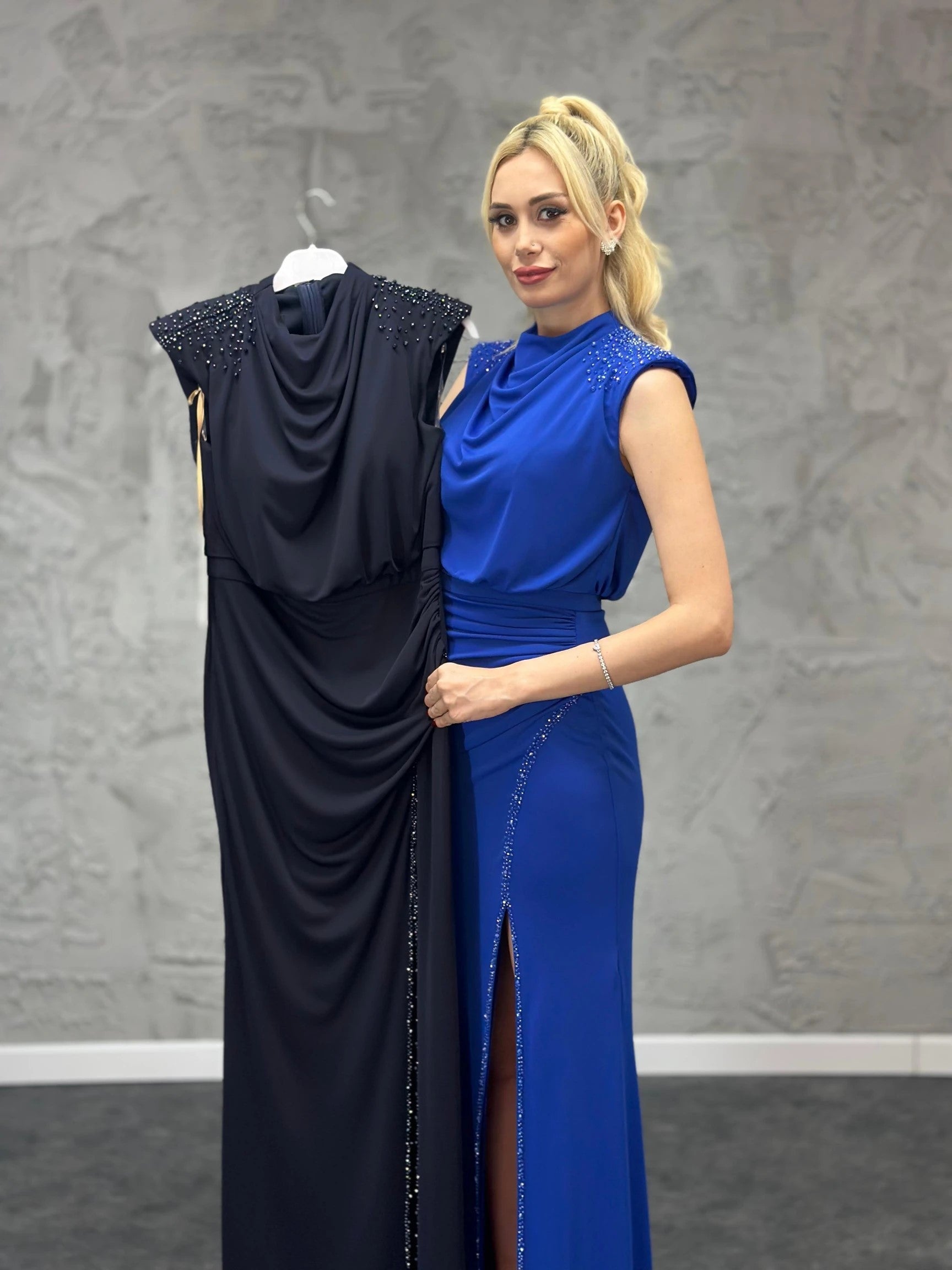 AZRA KOTAN VATKALI TAŞ İŞLEMELİ YIRTMAÇLI ABİYE ELBİSE