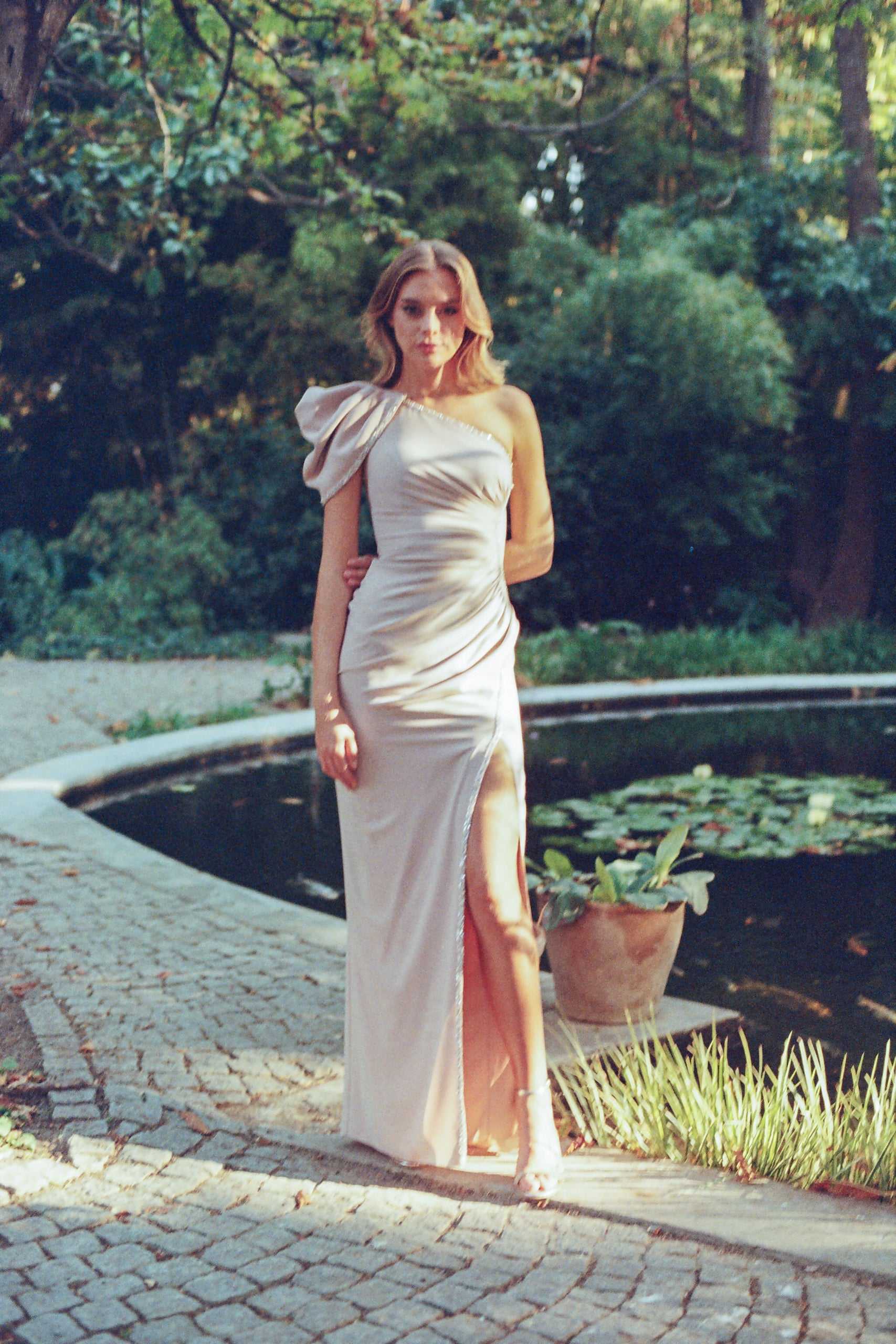 AZRA KOTAN TEK OMUZ YIRTMAÇLI ABİYE ELBİSE