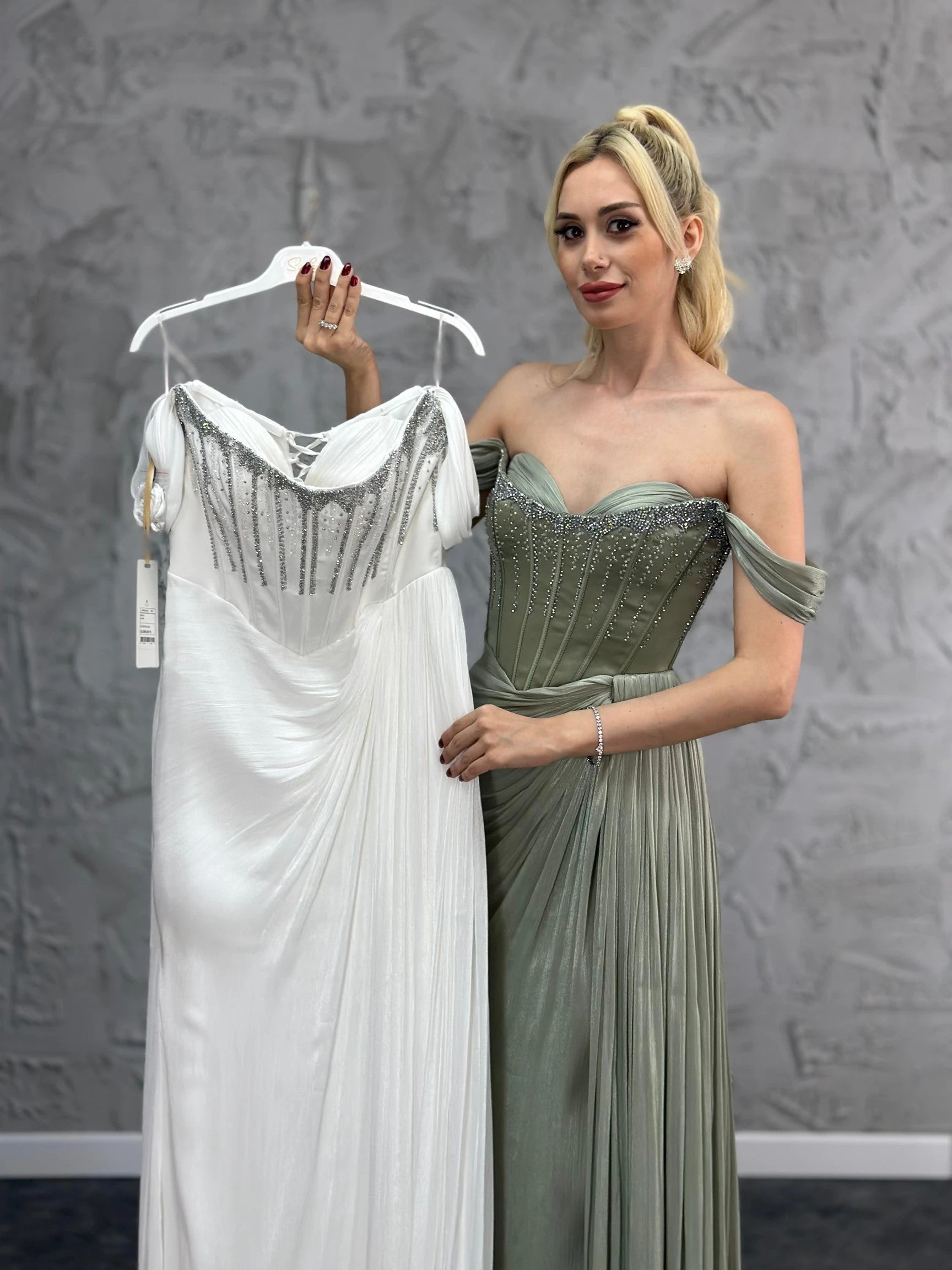 AZRA KOTAN İNCE KRİNKIL KUMAŞ KORSAJLI ÜSTÜ TAŞLI ABİYE ELBİSE