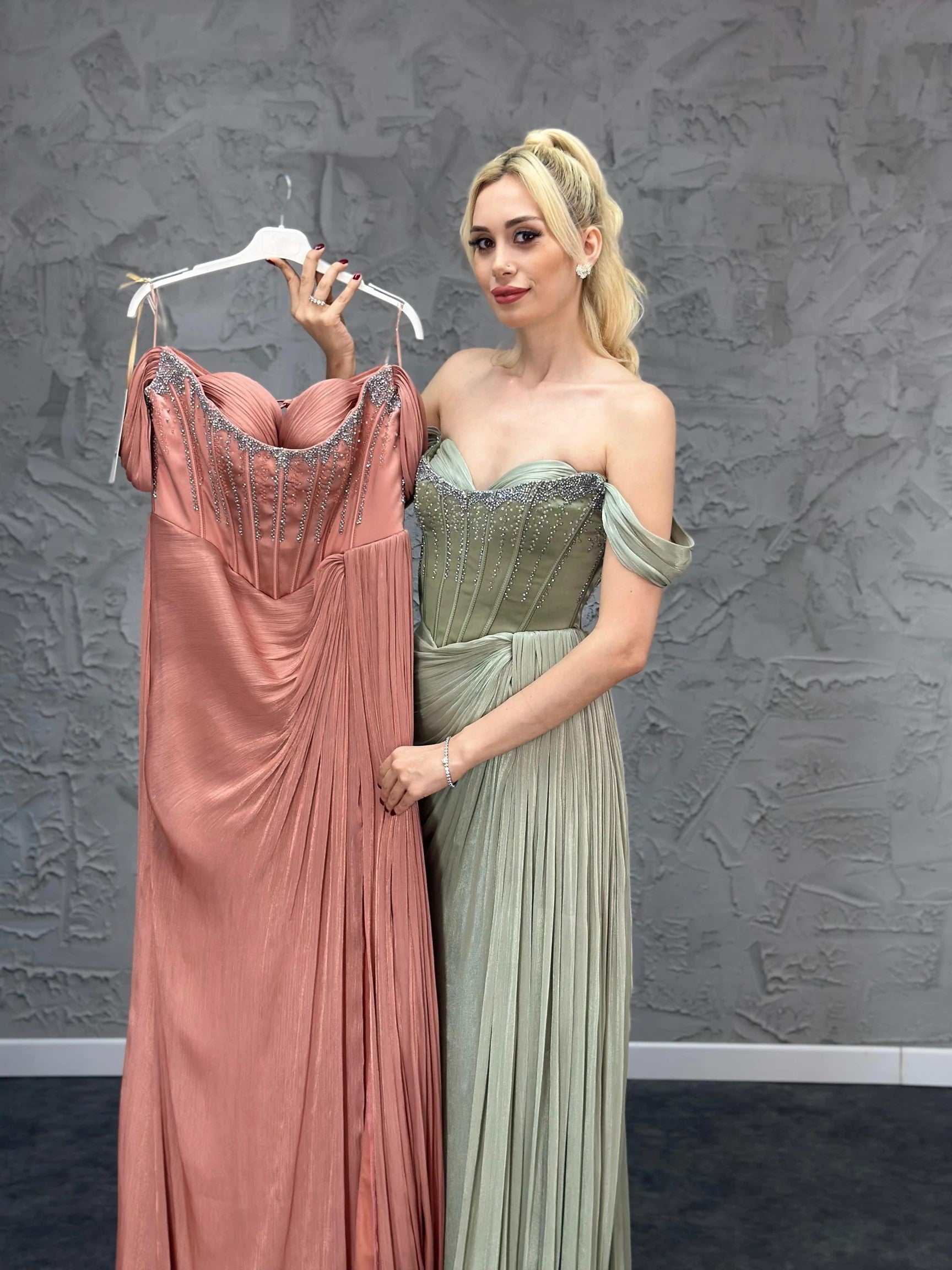 AZRA KOTAN İNCE KRİNKIL KUMAŞ KORSAJLI ÜSTÜ TAŞLI ABİYE ELBİSE