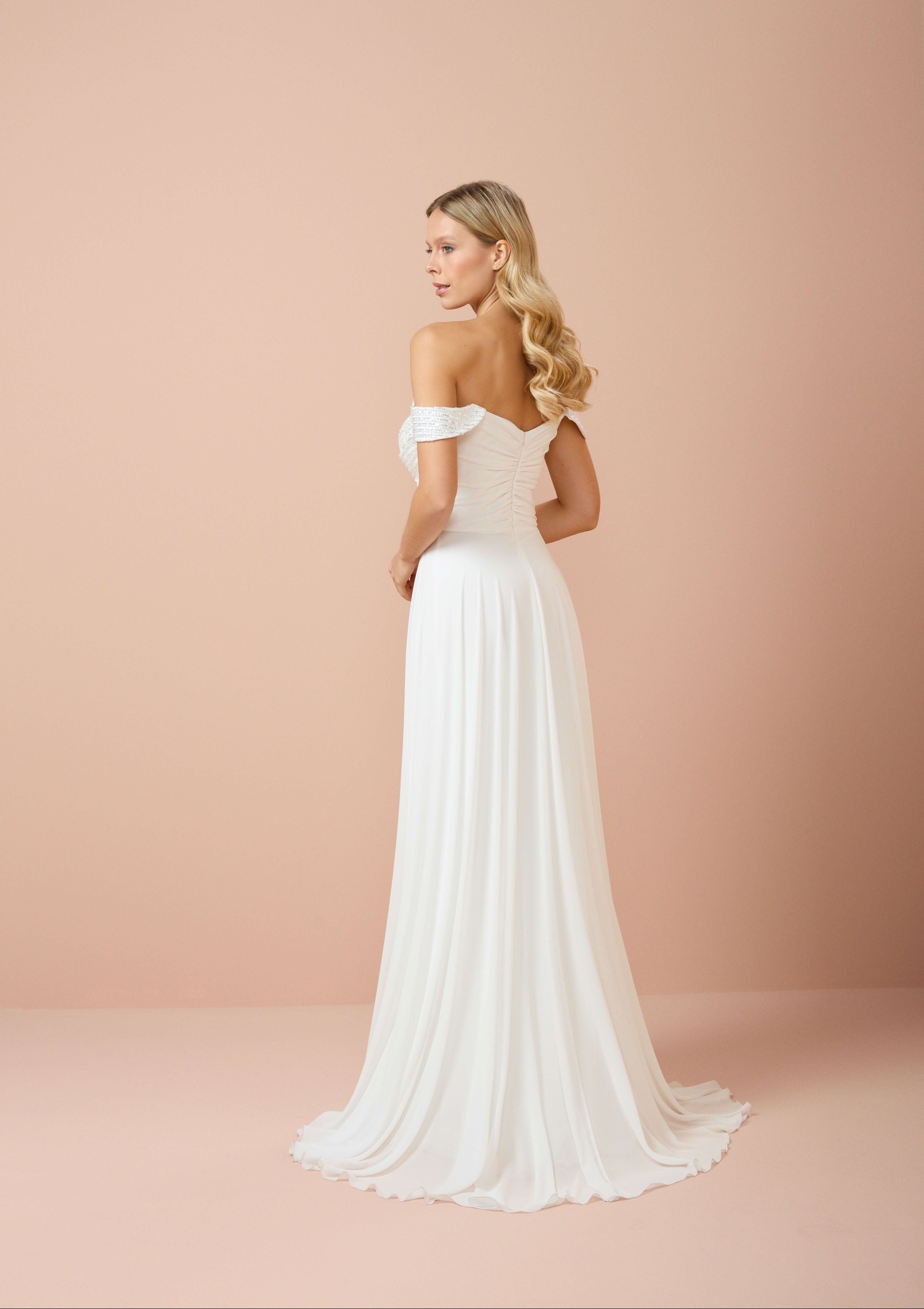 Azra Kotan Düşük Omuz Taş İşlemeli Dökümlü Abiye Elbise (Kopya)