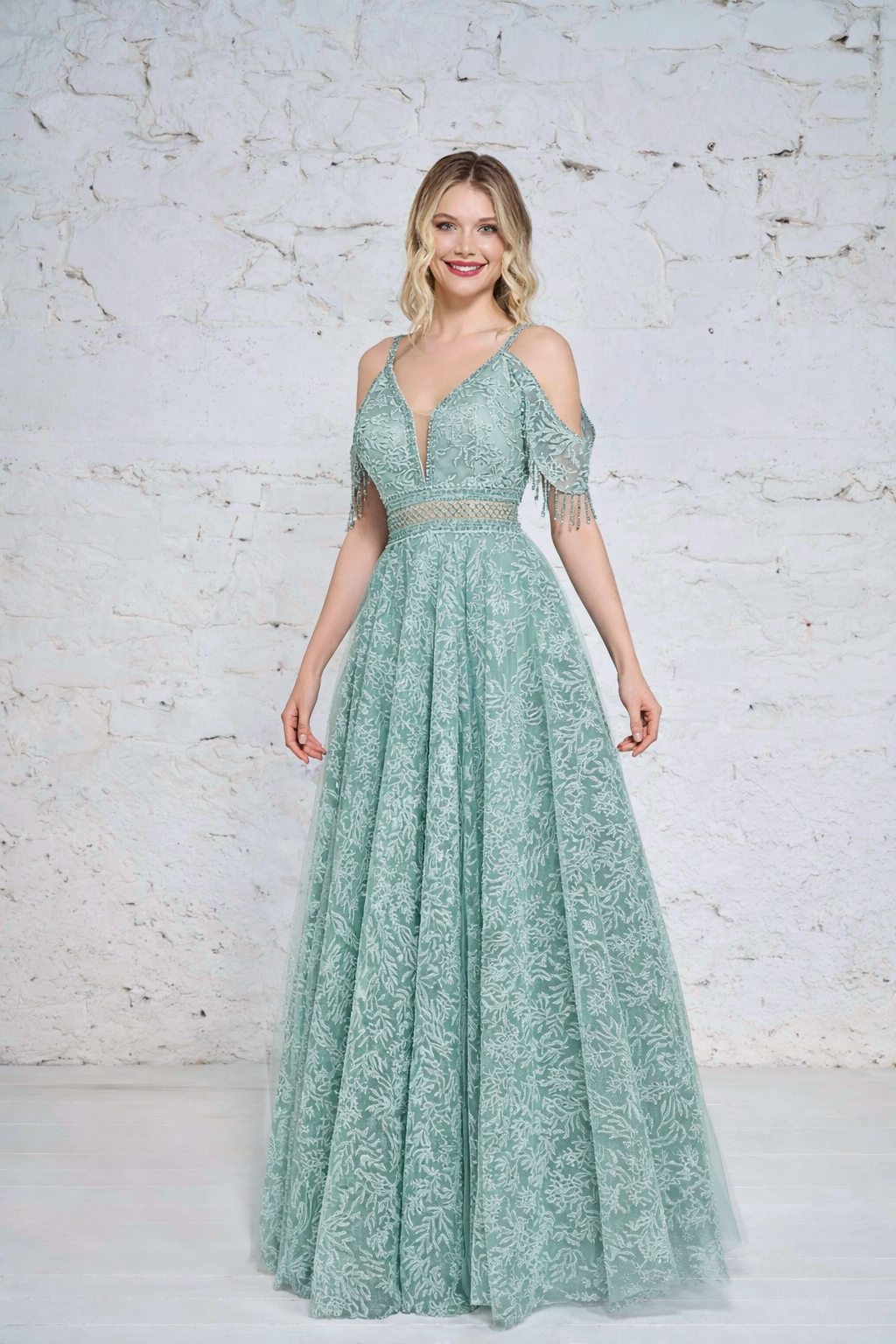 Azra Kotan Boncuk Detaylı Dökümlü Kollu Helen Etek Abiye Elbise