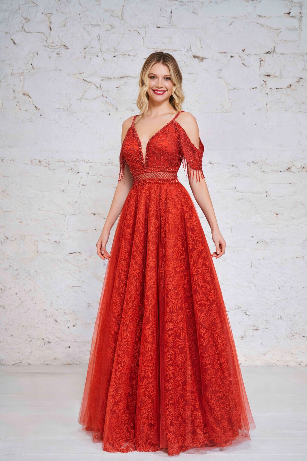 Azra Kotan Boncuk Detaylı Dökümlü Kollu Helen Etek Abiye Elbise