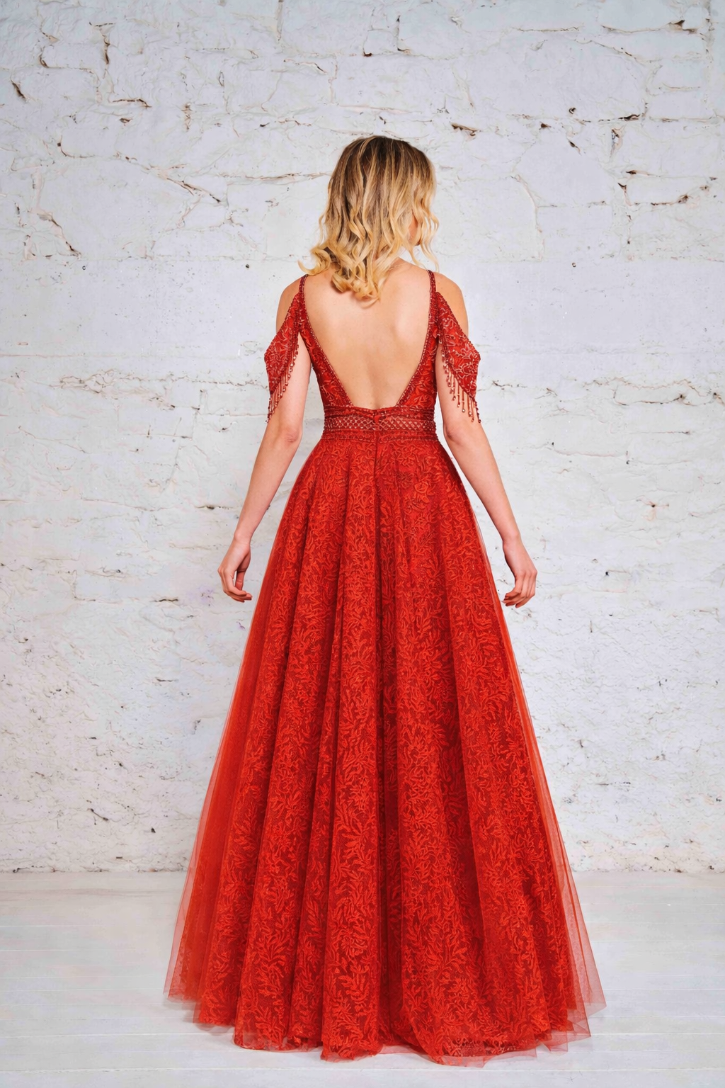 Azra Kotan Boncuk Detaylı Dökümlü Kollu Helen Etek Abiye Elbise