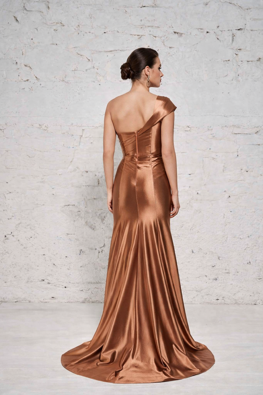 Azra Kotan Tek Omuz Saten Balık Abiye Elbise – Zarif Drapeli Gece Elbisesi