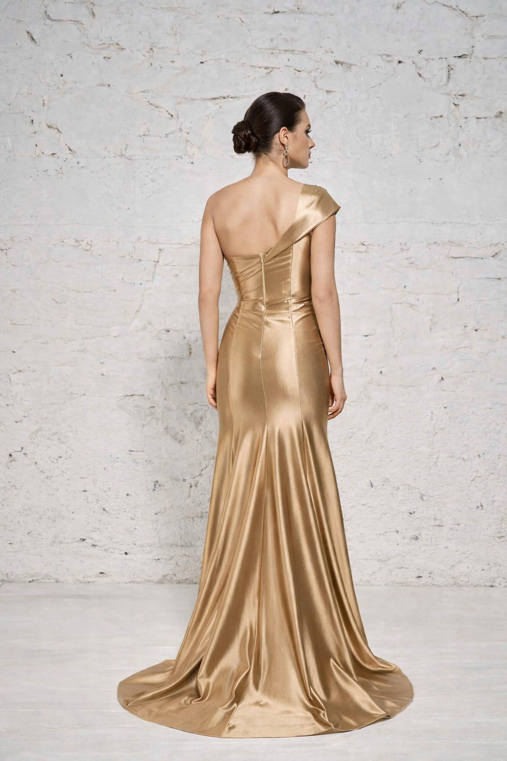 Azra Kotan Tek Omuz Saten Balık Abiye Elbise – Zarif Drapeli Gece Elbisesi