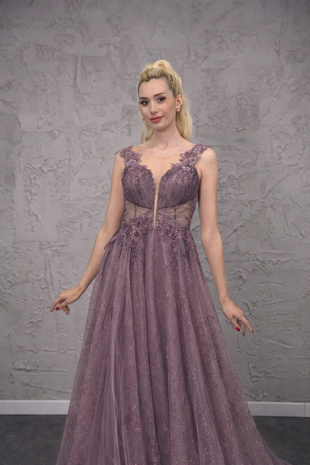 Azra Kotan Helen Abiye – Bel Kısmı Dantel Detaylı, Sırtı Bağcıklı Uzun Abiye Elbise