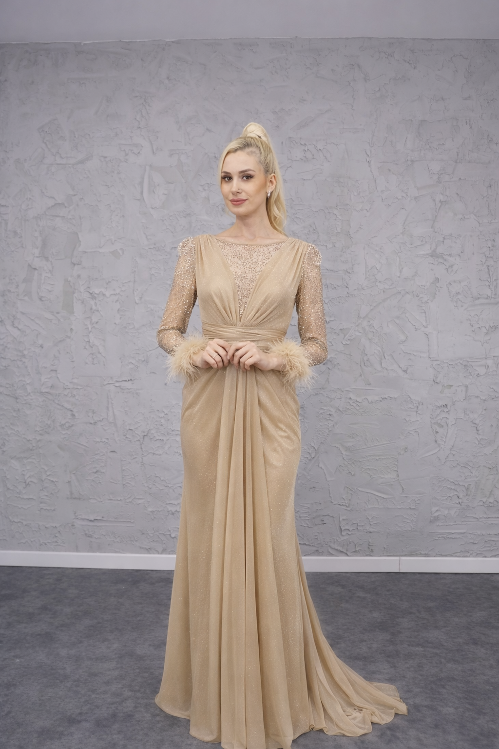 Aurora Gold Abiye – Uzun Kol Otriş Detaylı, Transparan Ön ve Arka Tasarım