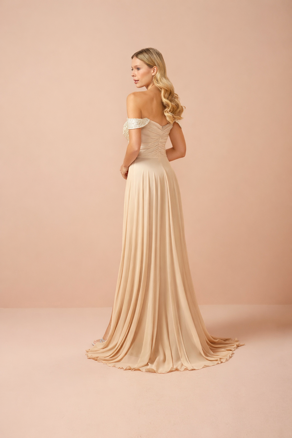 Azra Kotan Düşük Omuz Taş İşlemeli Dökümlü Abiye Elbise