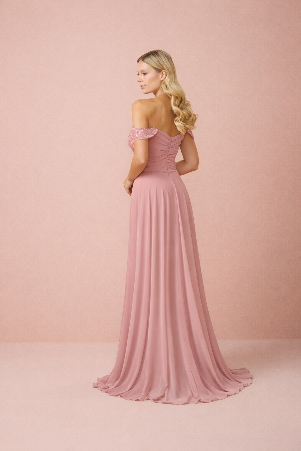 Azra Kotan Düşük Omuz Taş İşlemeli Dökümlü Abiye Elbise