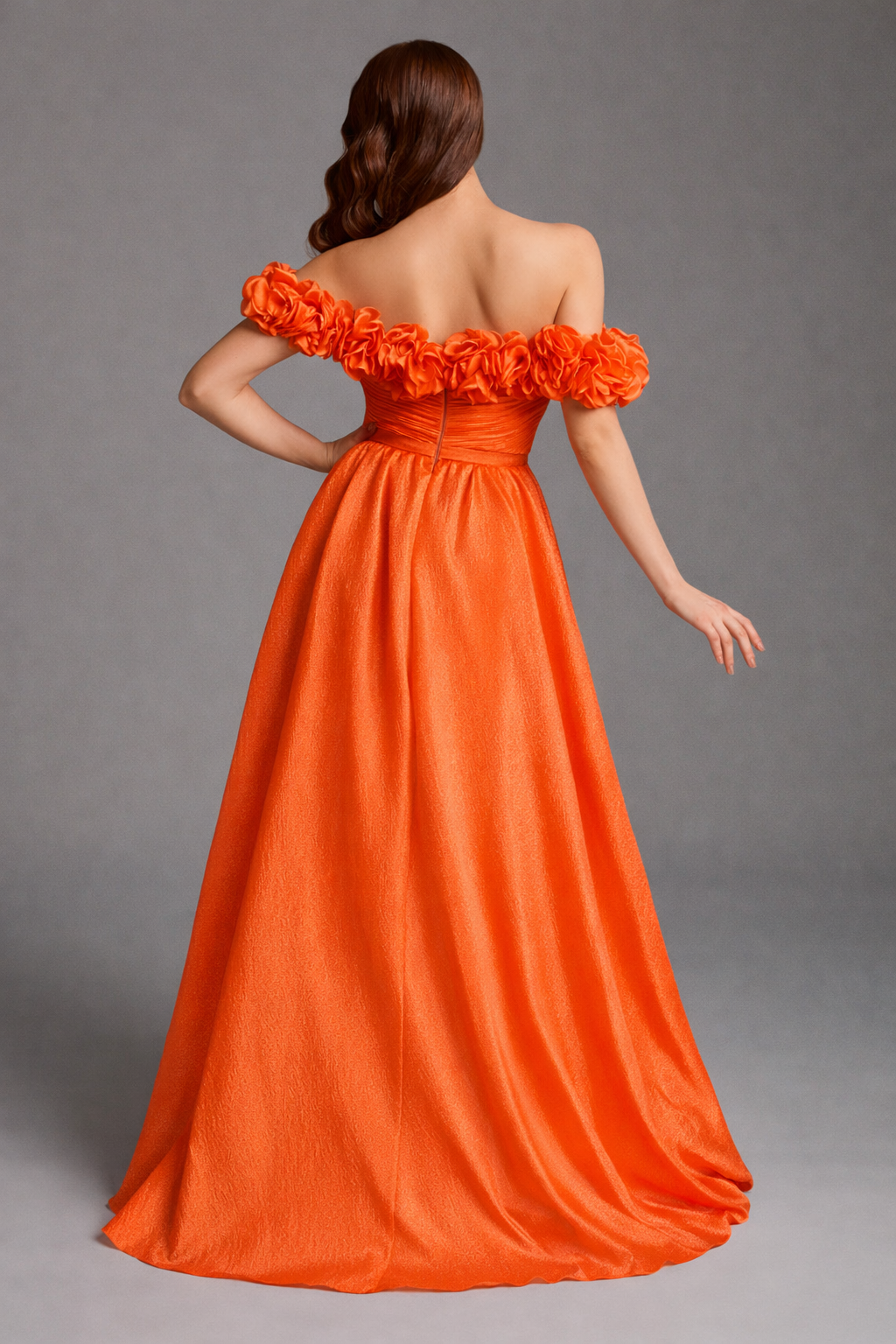 Azra Kotan Straplez Çiçek Detaylı Yırtmaçlı Dökümlü Abiye Elbise