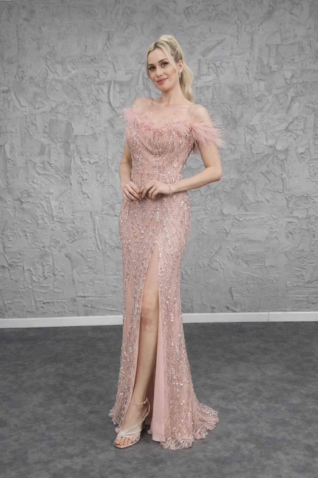 Azra Kotan Tek Omuz Otriş Detaylı Pul Boncuk İşlemeli Yırtmaçlı Abiye