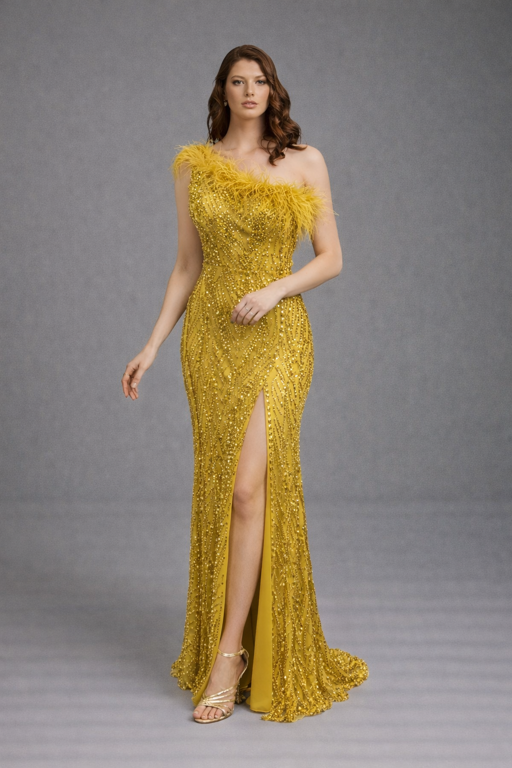 Azra Kotan Tek Omuz Otriş Detaylı Pul Boncuk İşlemeli Yırtmaçlı Abiye