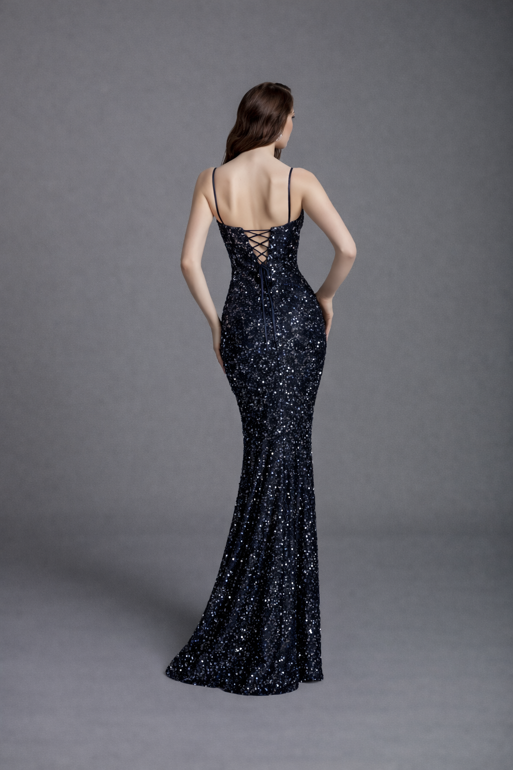 Azra Kotan Korse Detaylı İnce Askılı Tam Pul Payet Uzun Abiye Elbise