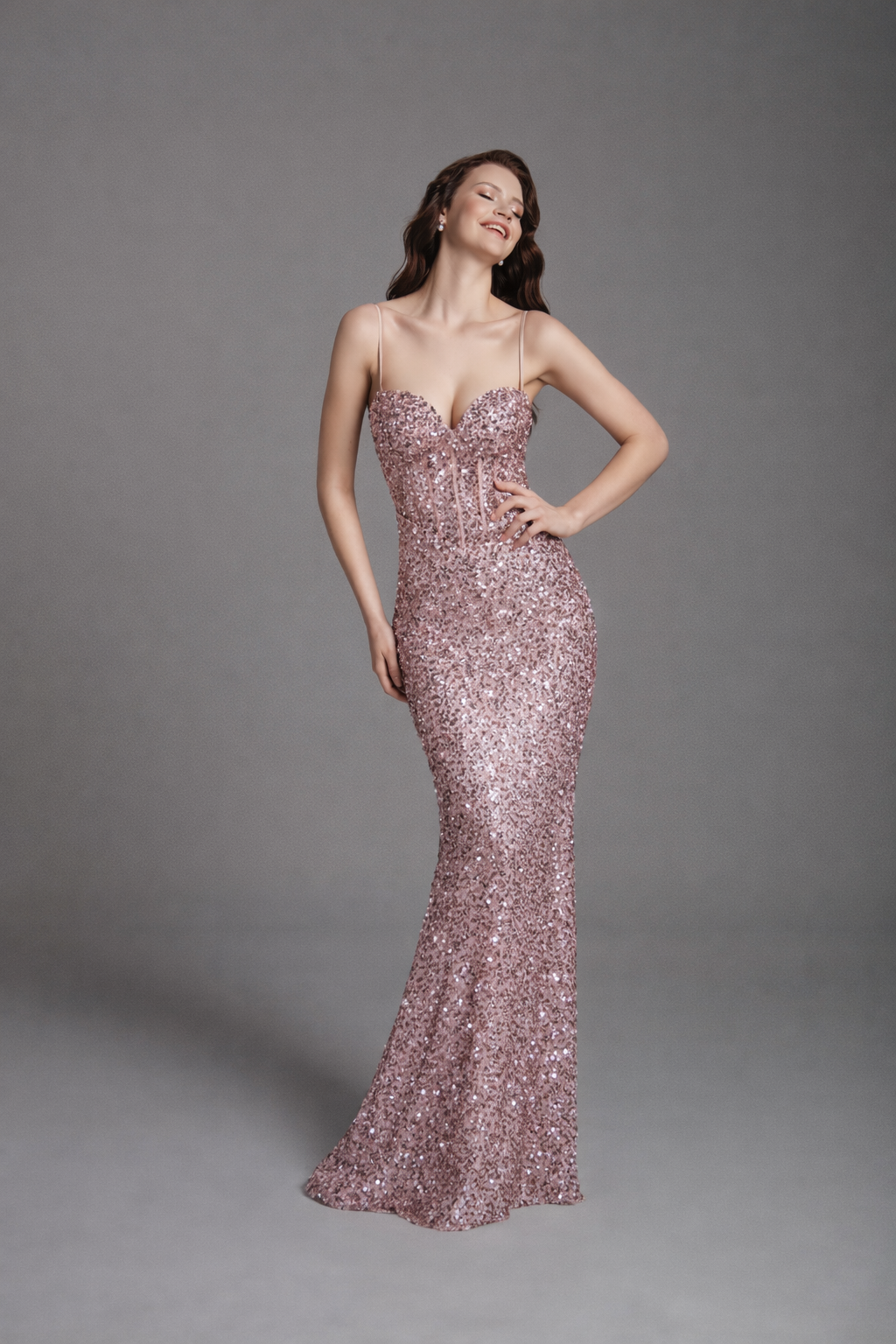 Azra Kotan Korse Detaylı İnce Askılı Tam Pul Payet Uzun Abiye Elbise