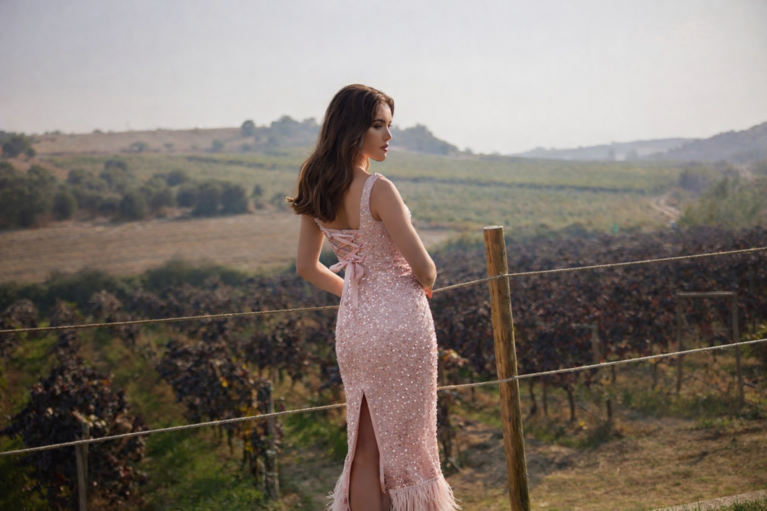 Azra Kotan Payetli Sırt Bağcıklı Tüy Detaylı Midi Boy Abiye Elbise