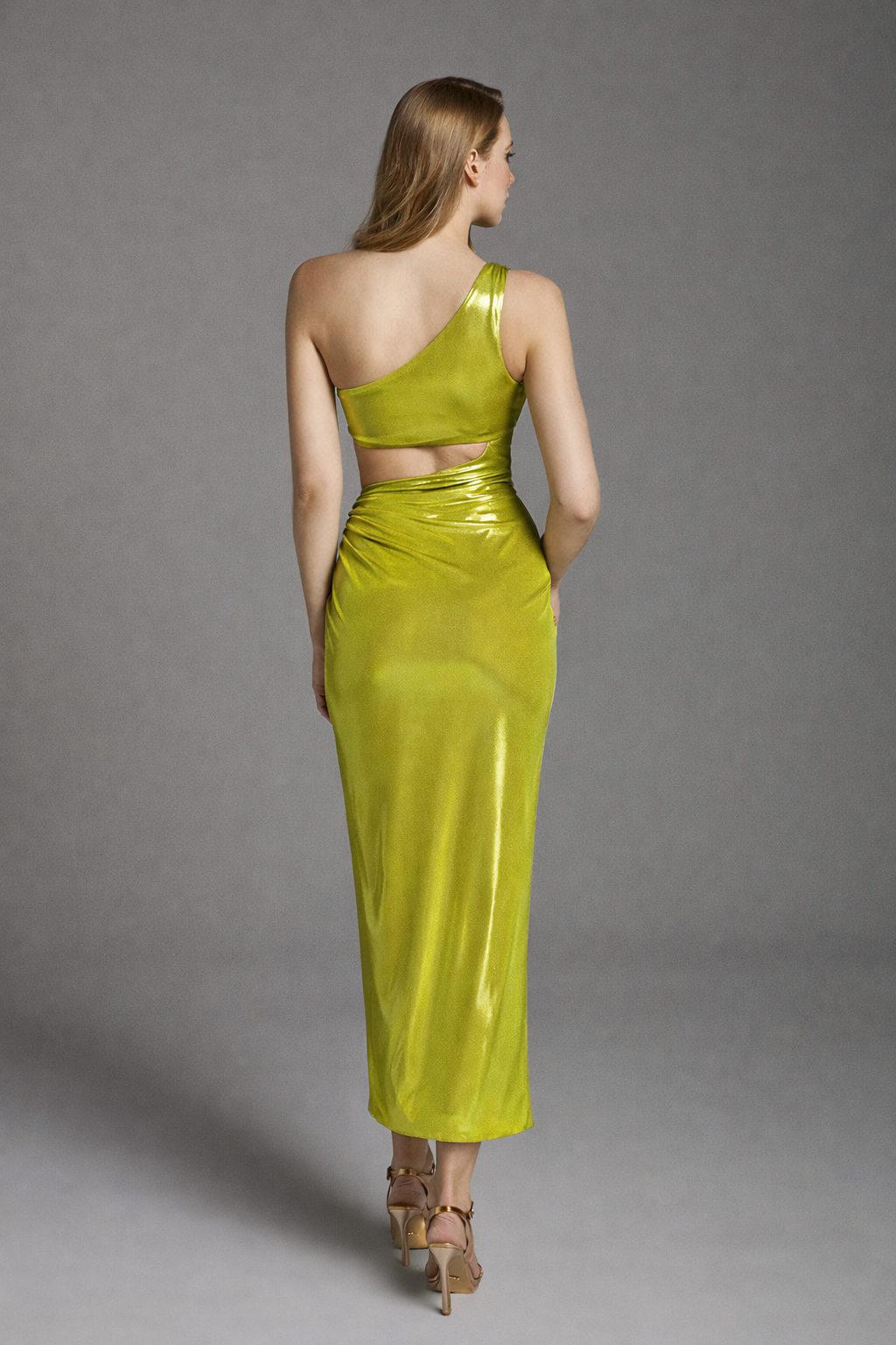 Azra Kotan Parlak Kumaş Tek Omuz Drapeli Midi Elbise