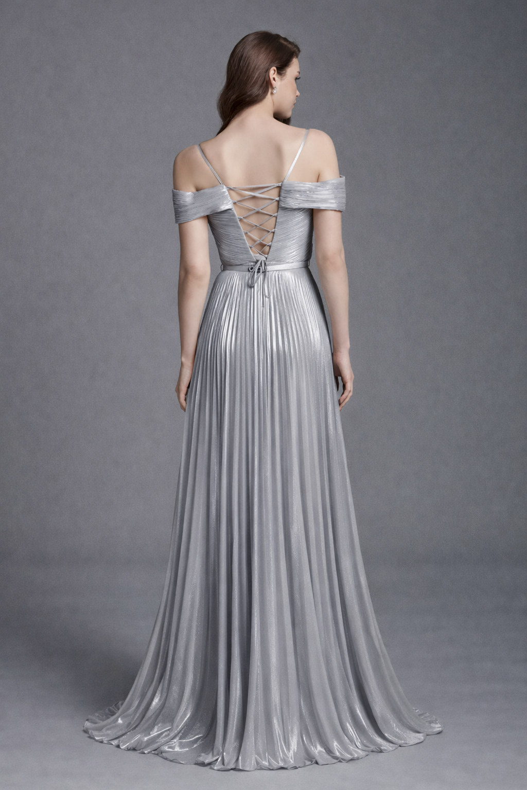 Azra Kotan Parlak Kumaş Sırt Bağcıklı Gri Uzun Abiye Elbise