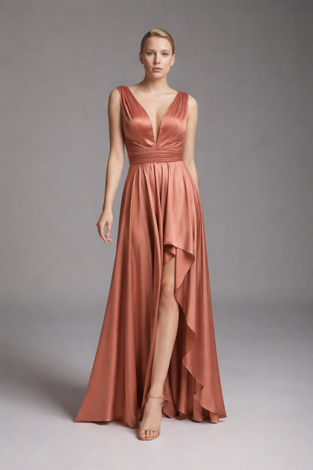 Azra Kotan Derin V Yaka Drapeli Parlak Kumaş Uzun Abiye Elbise