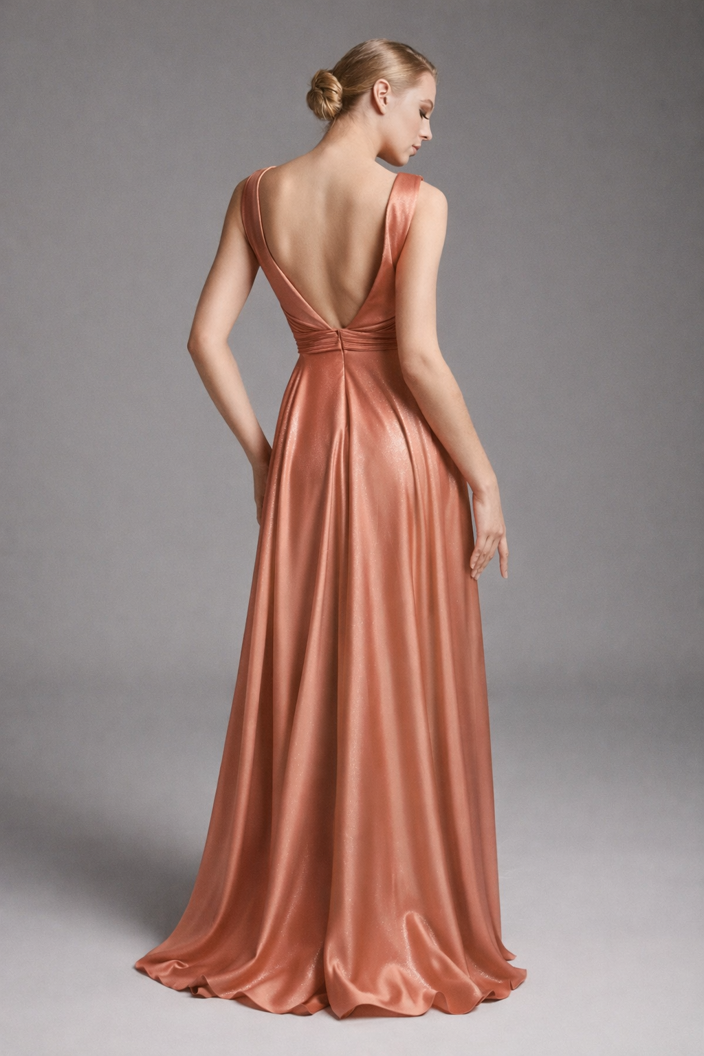 Azra Kotan Derin V Yaka Drapeli Parlak Kumaş Uzun Abiye Elbise