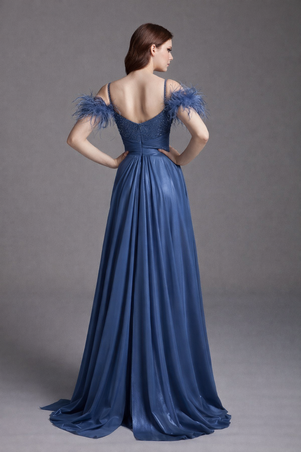 Azra Kotan Dökümlü Etek Üstü Boncuk İşleme Detaylı Uzun Abiye Elbise