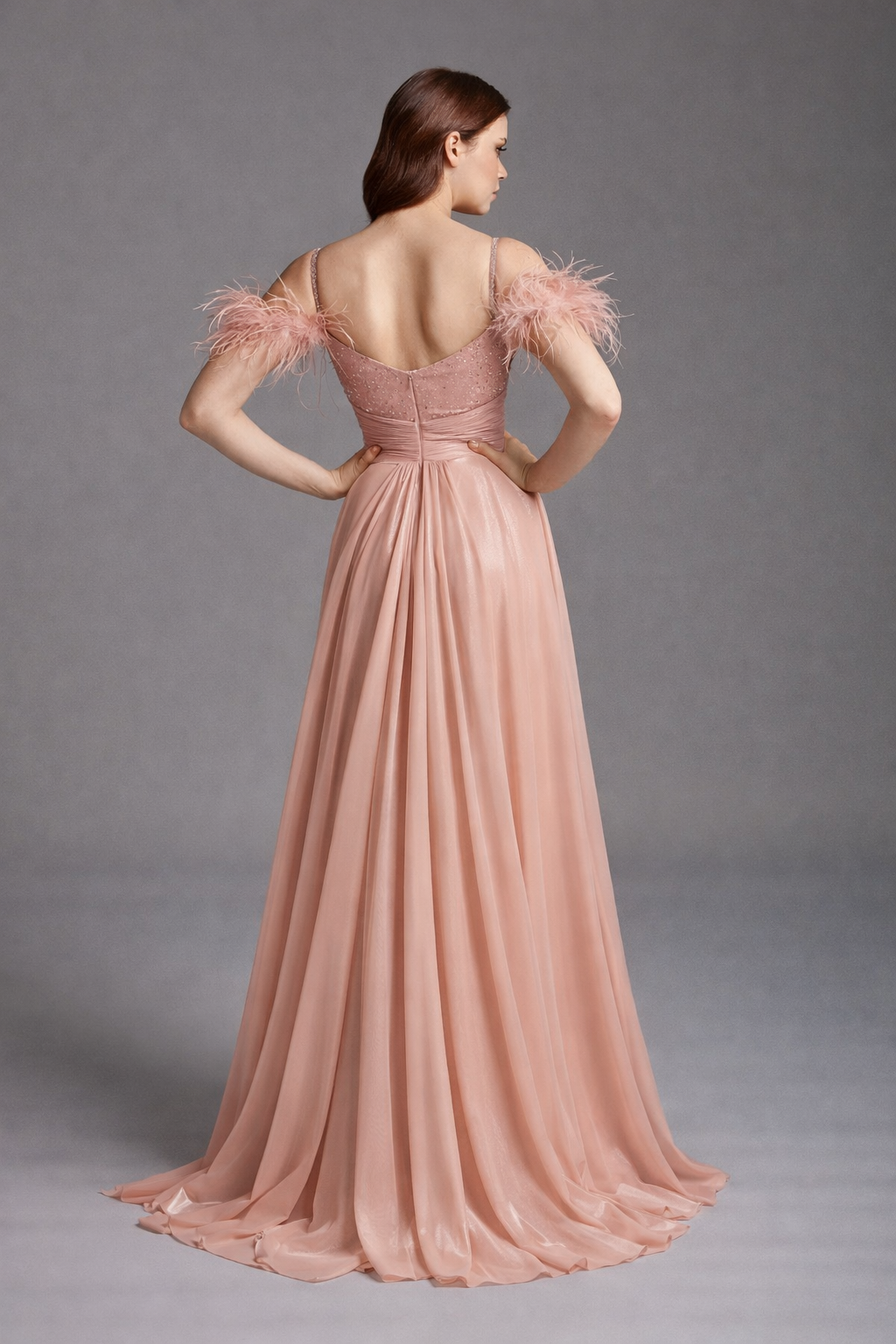 Azra Kotan Dökümlü Etek Üstü Boncuk İşleme Detaylı Uzun Abiye Elbise