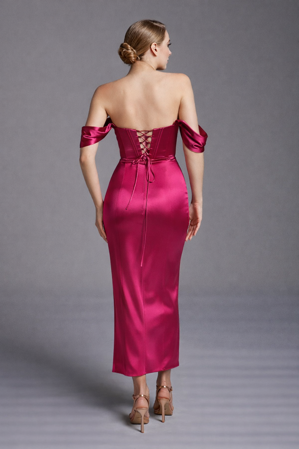 Azra Kotan Saten Kumaş  Midi Boy Abiye Elbise – Britli Sırt & Düşük Kol Detaylı