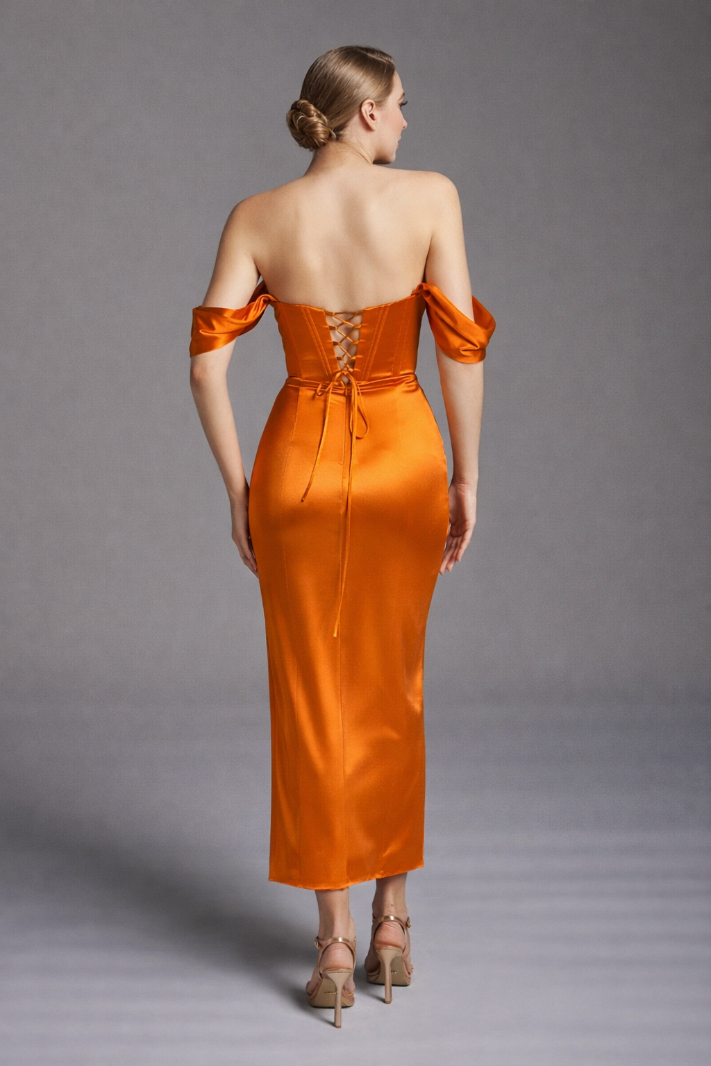 Azra Kotan Saten Kumaş  Midi Boy Abiye Elbise – Britli Sırt & Düşük Kol Detaylı