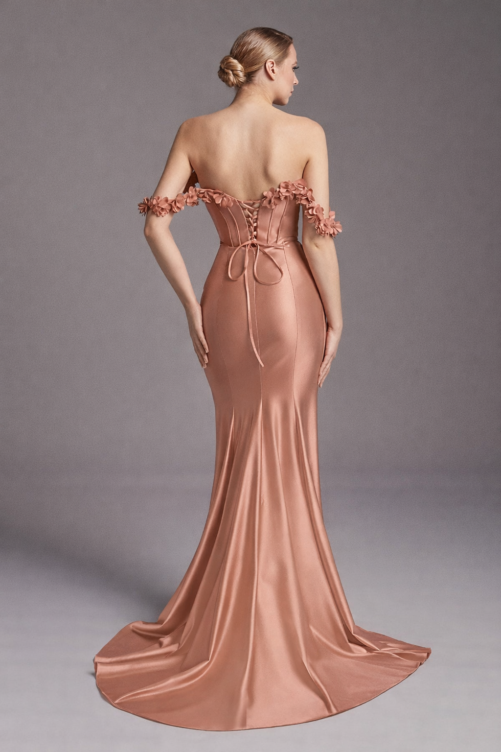 Azra Kotan Çiçek Detaylı Drapeli Saten Düşük Kol Uzun Abiye Elbise