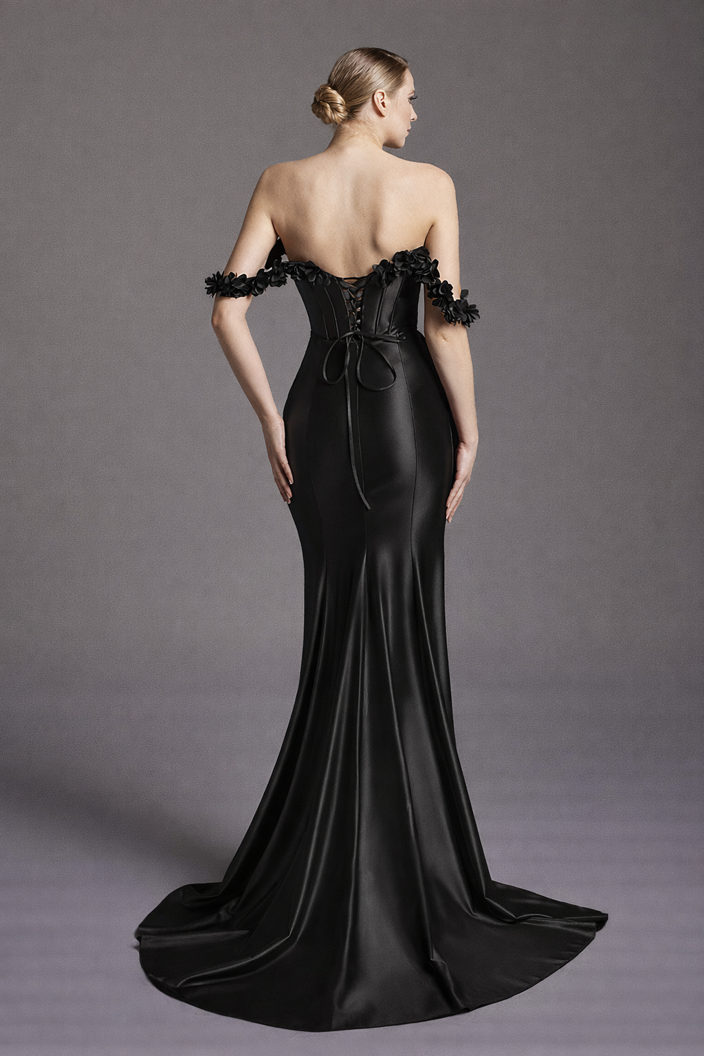 Azra Kotan Çiçek Detaylı Drapeli Saten Düşük Kol Uzun Abiye Elbise