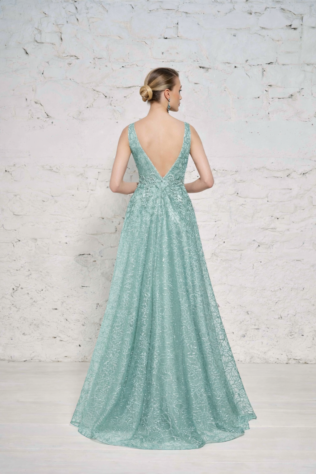 Azra Kotan Helen Kesim Aşağı Doğru Akan İşlemeli  Abiye