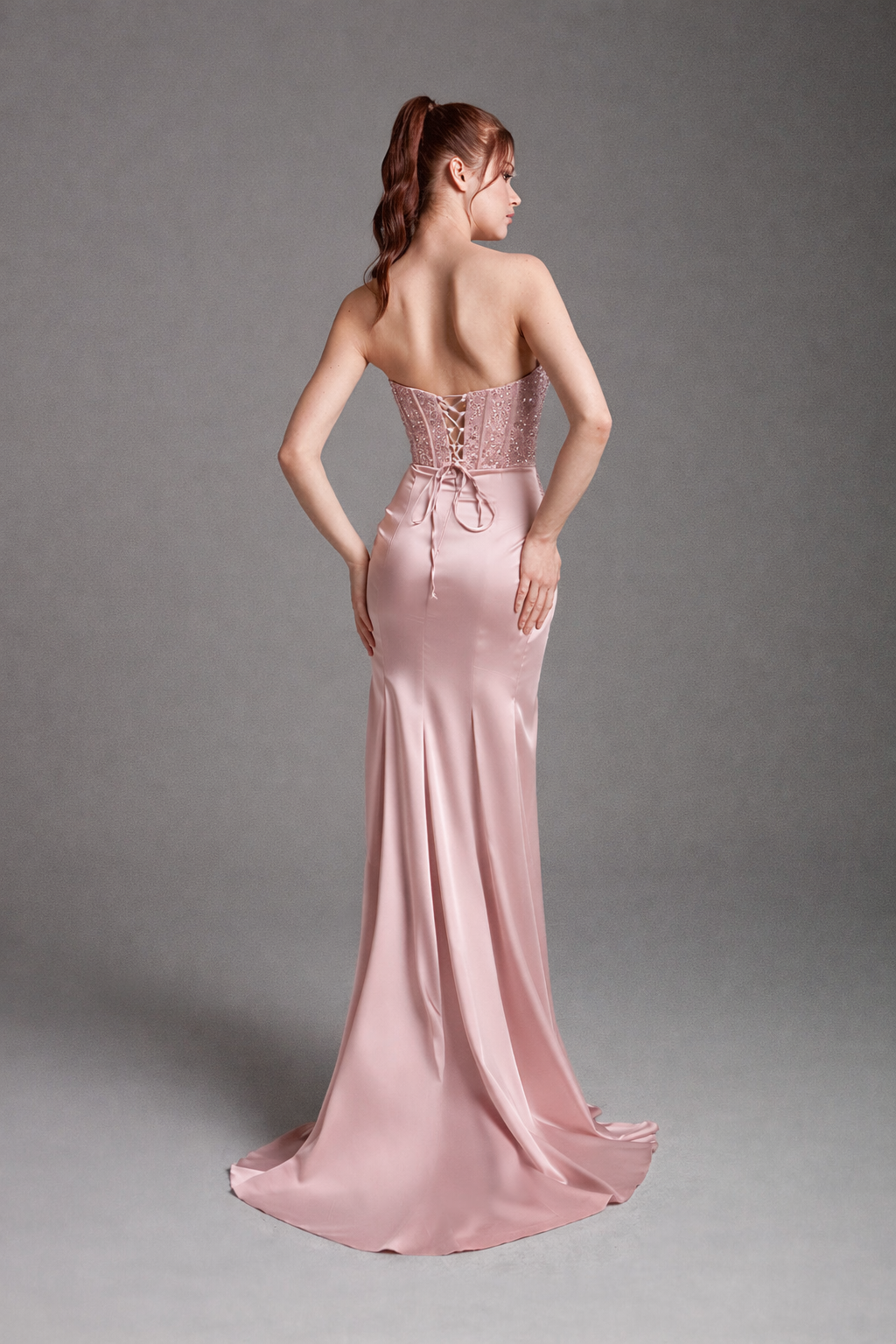 Azra Kotan Pul İşlemeli Straplez Saten Abiye – Drapeli Yırtmaçlı, Arkası Britli