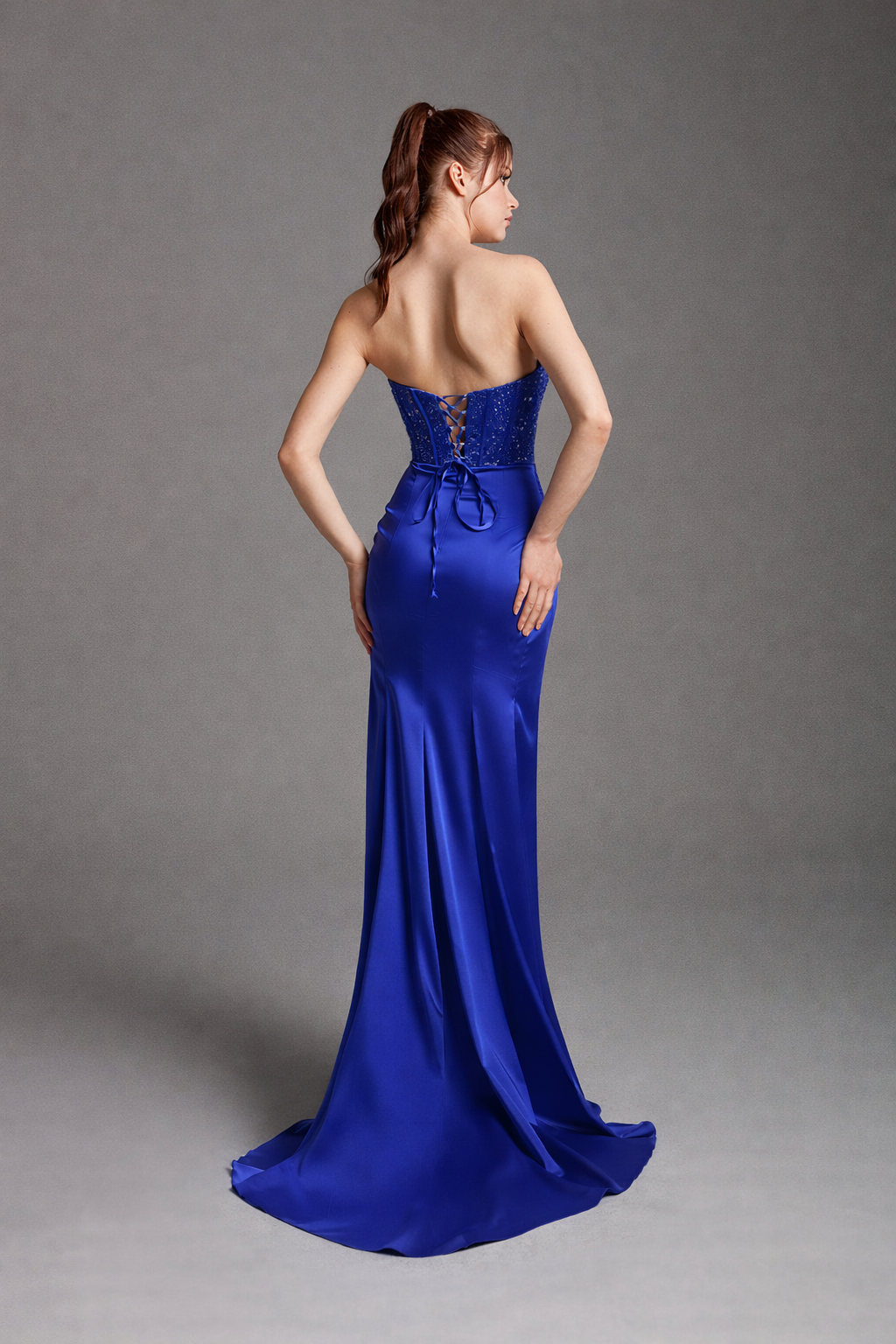 Azra Kotan Pul İşlemeli Straplez Saten Abiye – Drapeli Yırtmaçlı, Arkası Britli