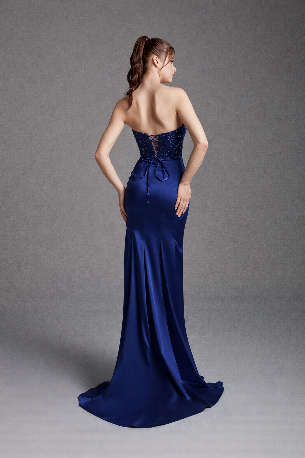 Azra Kotan Pul İşlemeli Straplez Saten Abiye – Drapeli Yırtmaçlı, Arkası Britli