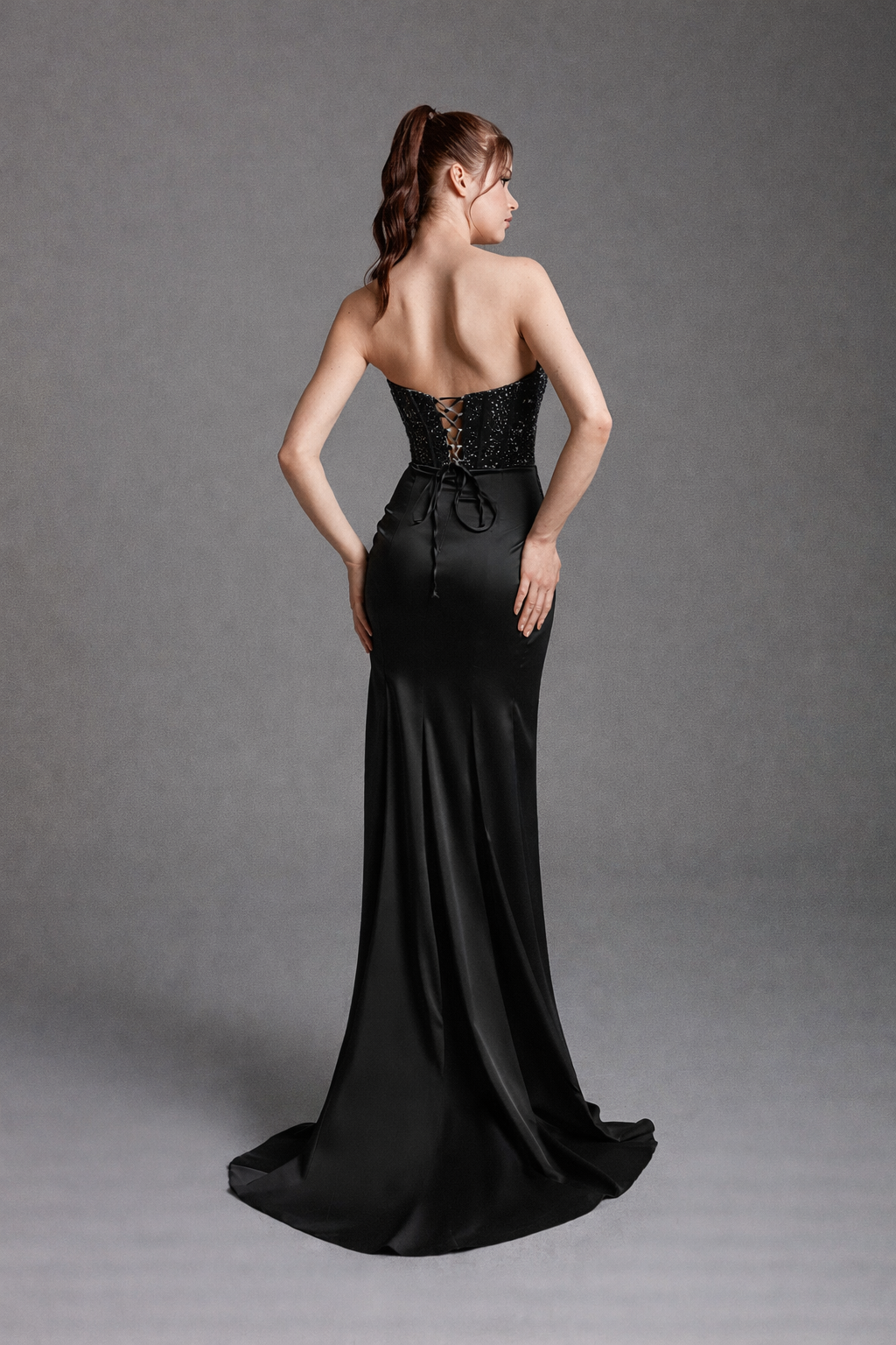 Azra Kotan Pul İşlemeli Straplez Saten Abiye – Drapeli Yırtmaçlı, Arkası Britli