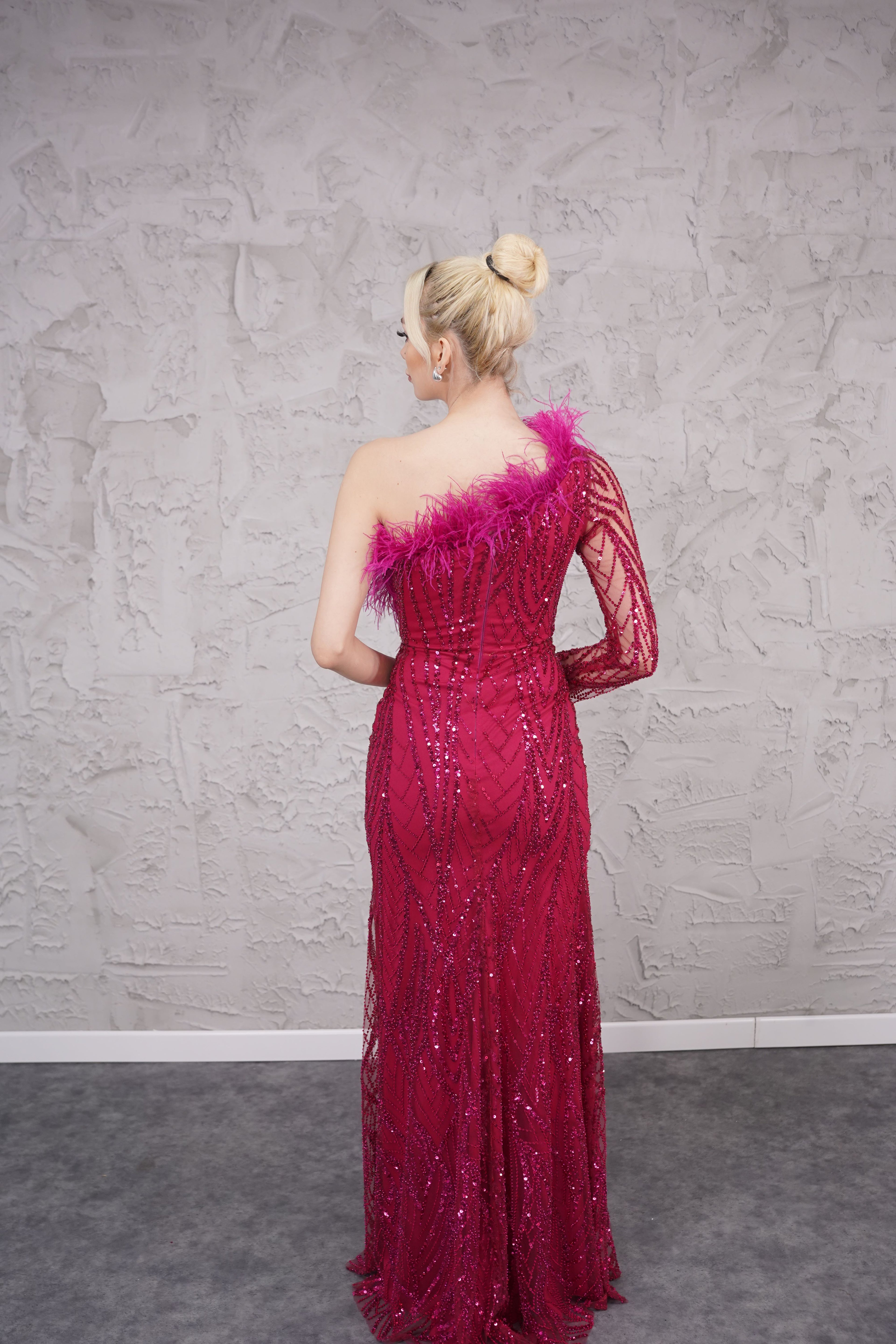 Azra Kotan Tek Omuz Otriş Detaylı Pul Boncuk İşlemeli Yırtmaçlı Abiye