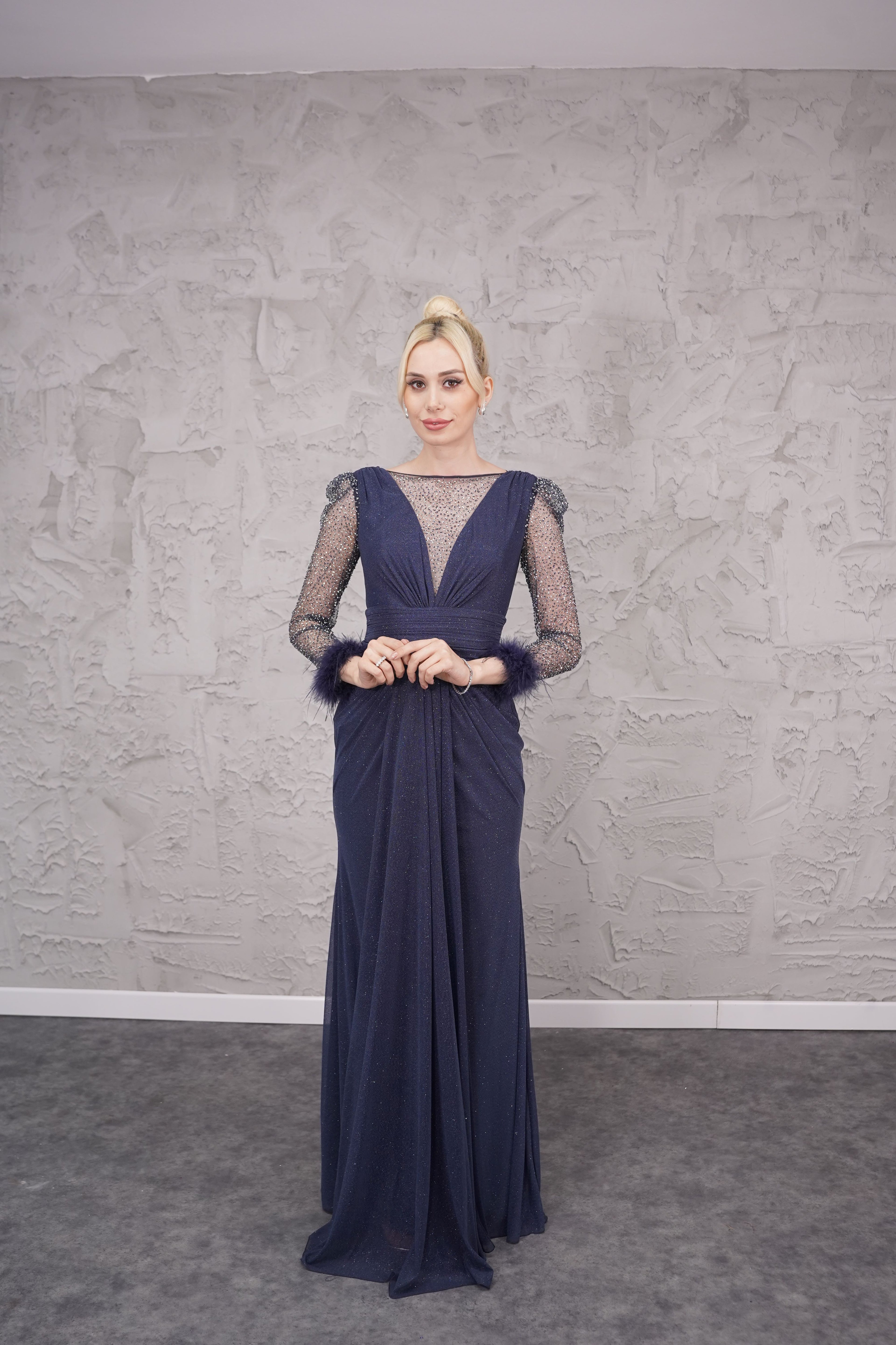 Aurora Gold Abiye – Uzun Kol Otriş Detaylı, Transparan Ön ve Arka Tasarım