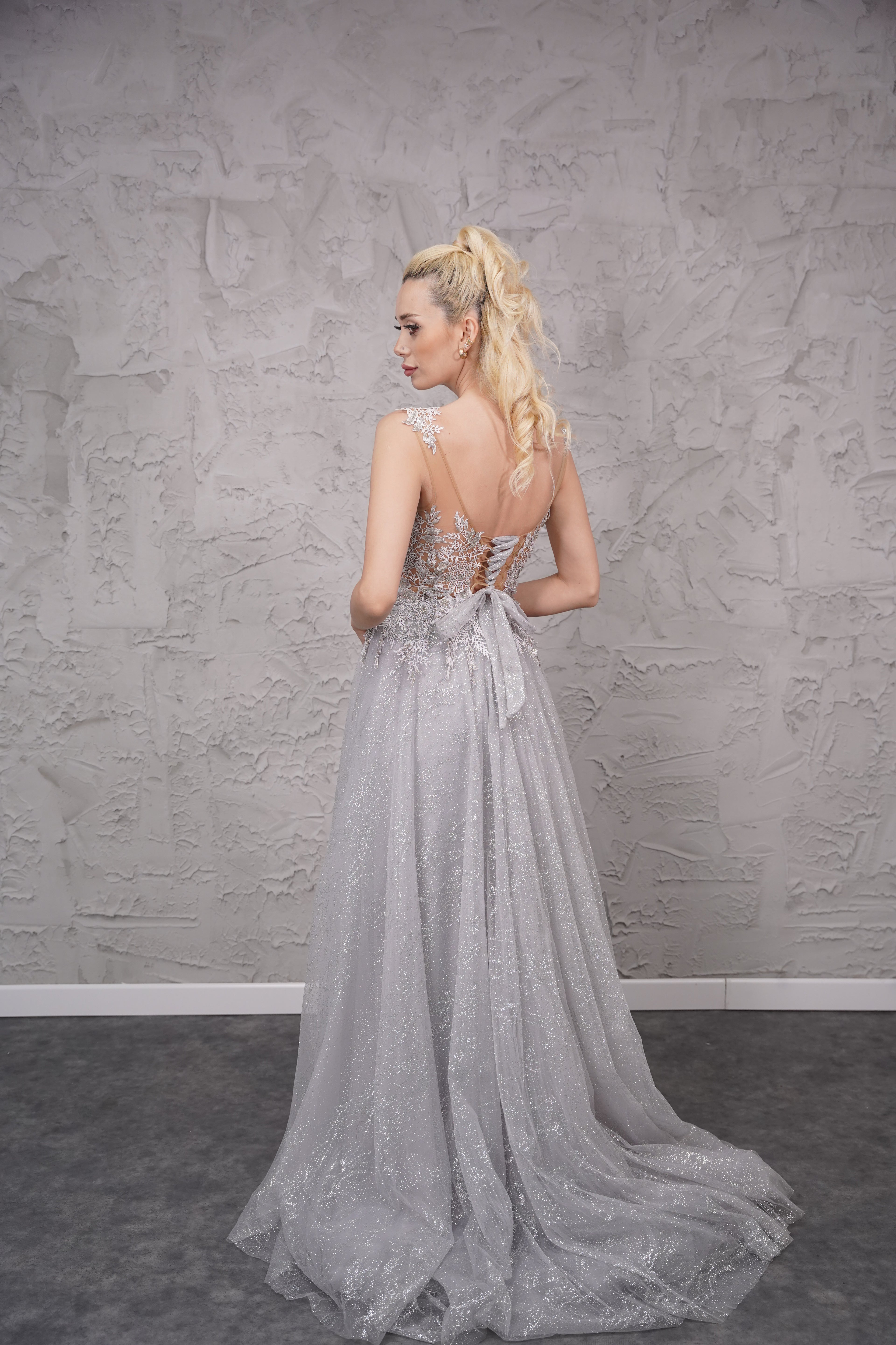 Azra Kotan Helen Abiye – Bel Kısmı Dantel Detaylı, Sırtı Bağcıklı Uzun Abiye Elbise