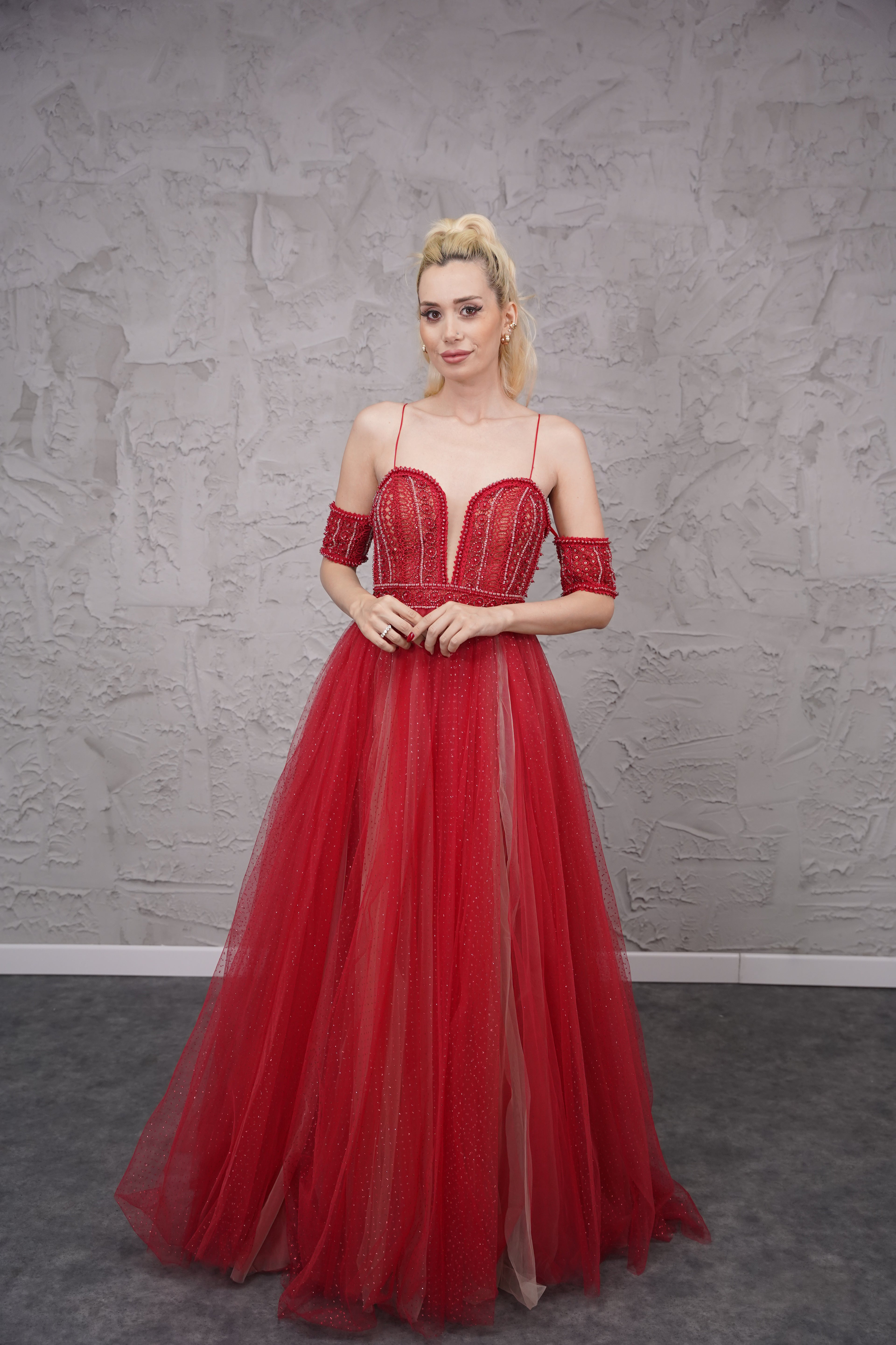 Ruby Straplez Abiye – Kol Detaylı, Tül Etekli Işıltılı Uzun Abiye Elbise