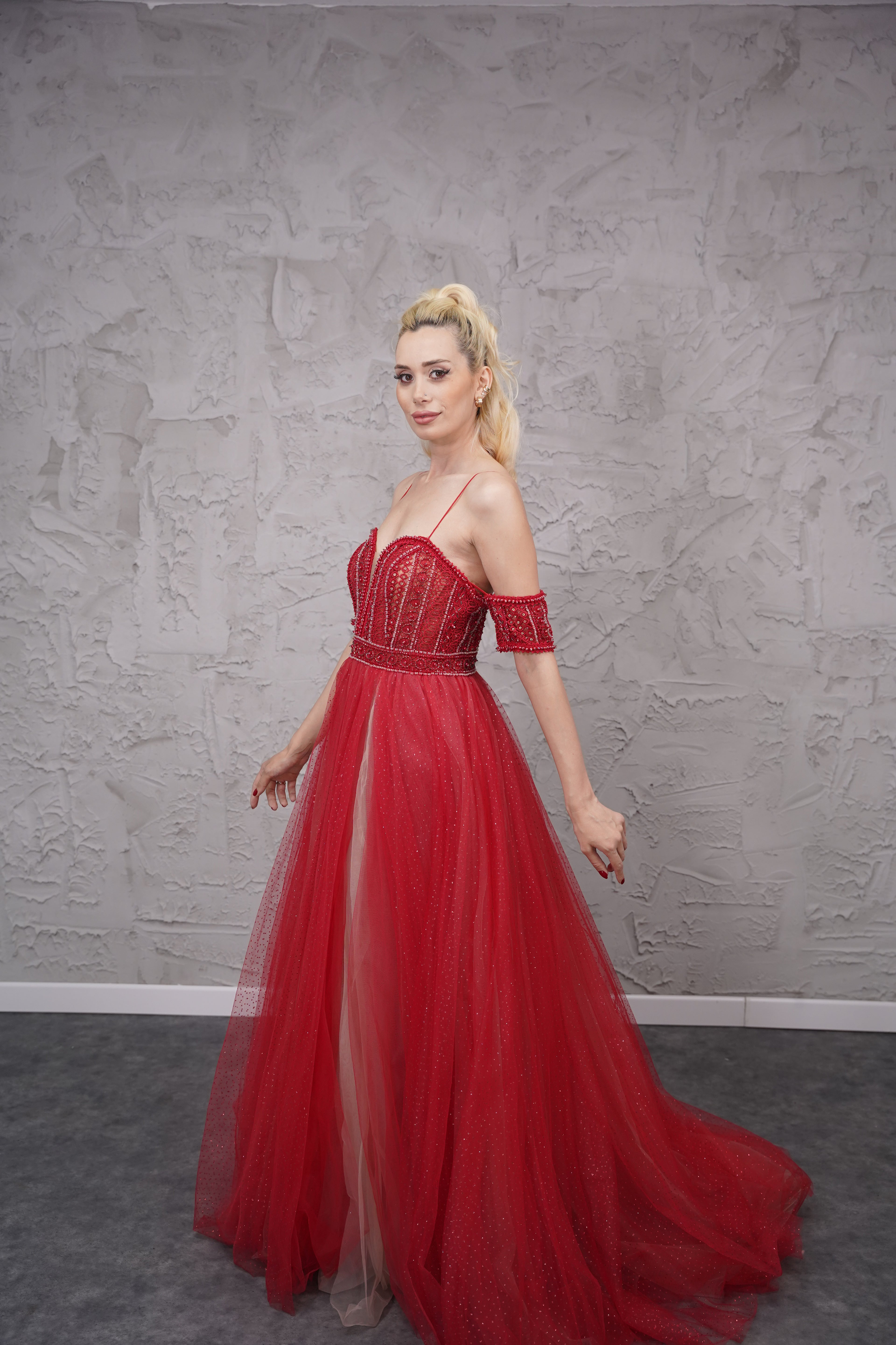 Ruby Straplez Abiye – Kol Detaylı, Tül Etekli Işıltılı Uzun Abiye Elbise