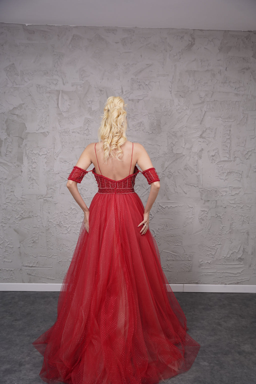 Ruby Straplez Abiye – Kol Detaylı, Tül Etekli Işıltılı Uzun Abiye Elbise