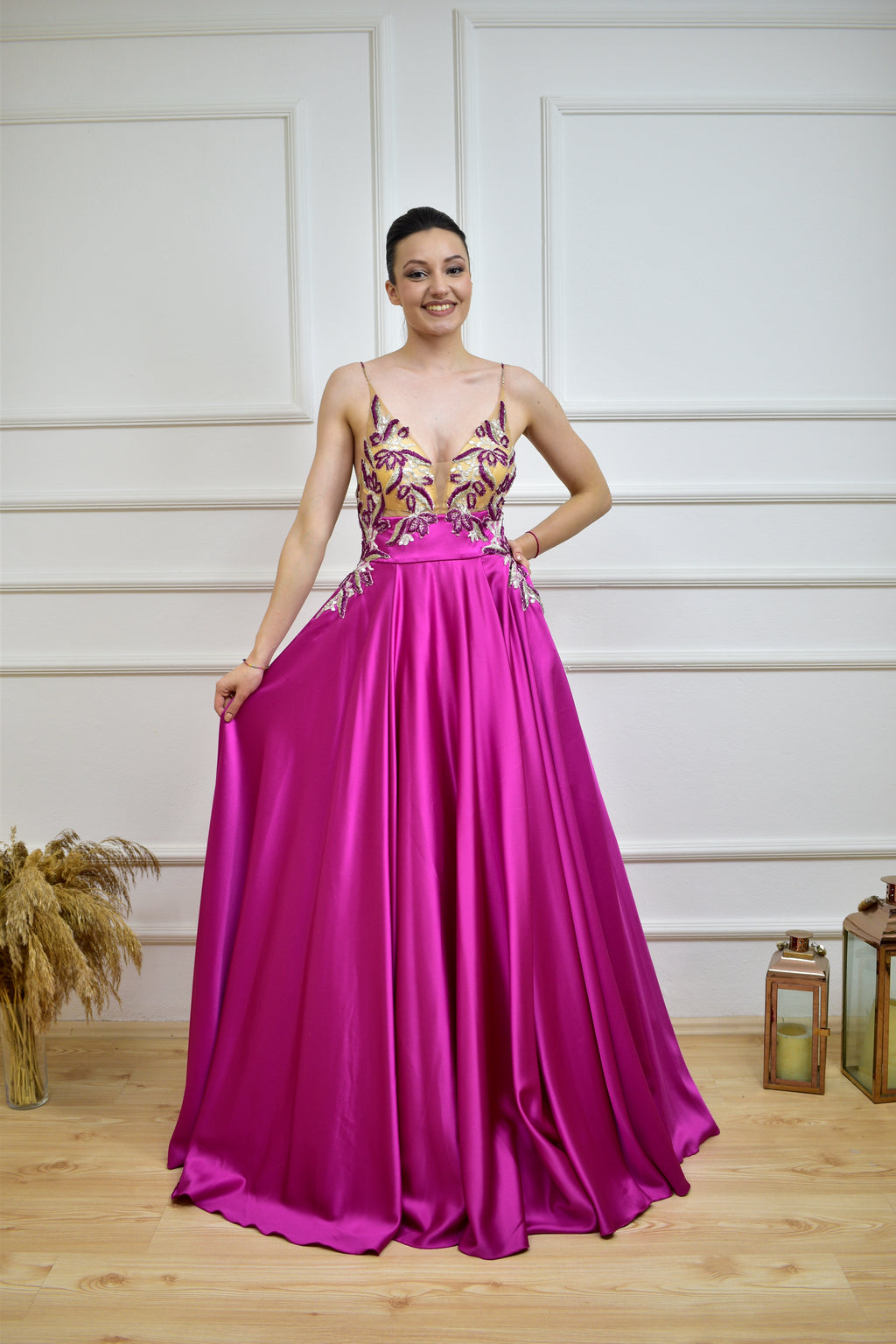 Azra Kotan Geniş Etekli Üstü İşlemeli Abiye Elbise