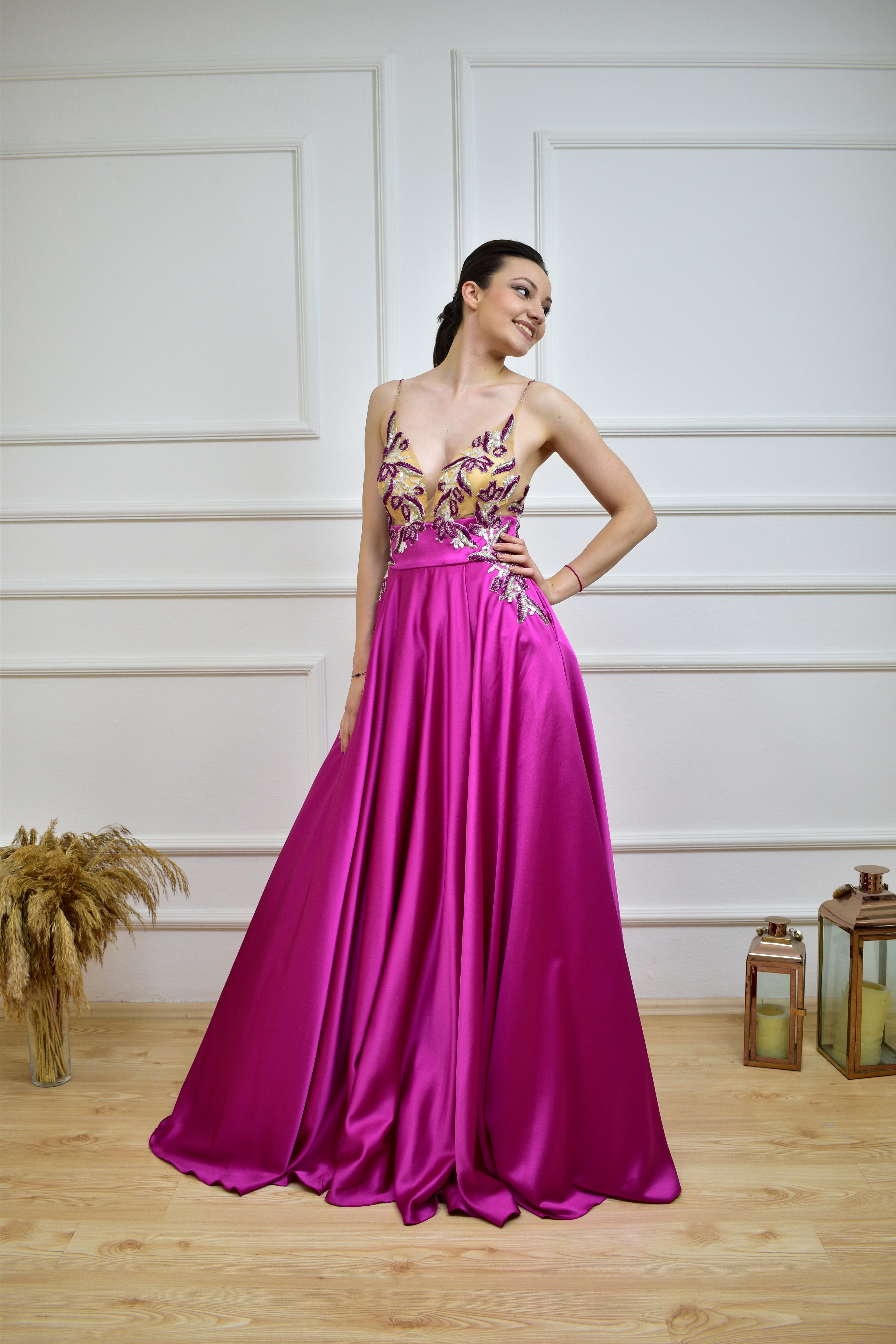 Azra Kotan Geniş Etekli Üstü İşlemeli Abiye Elbise