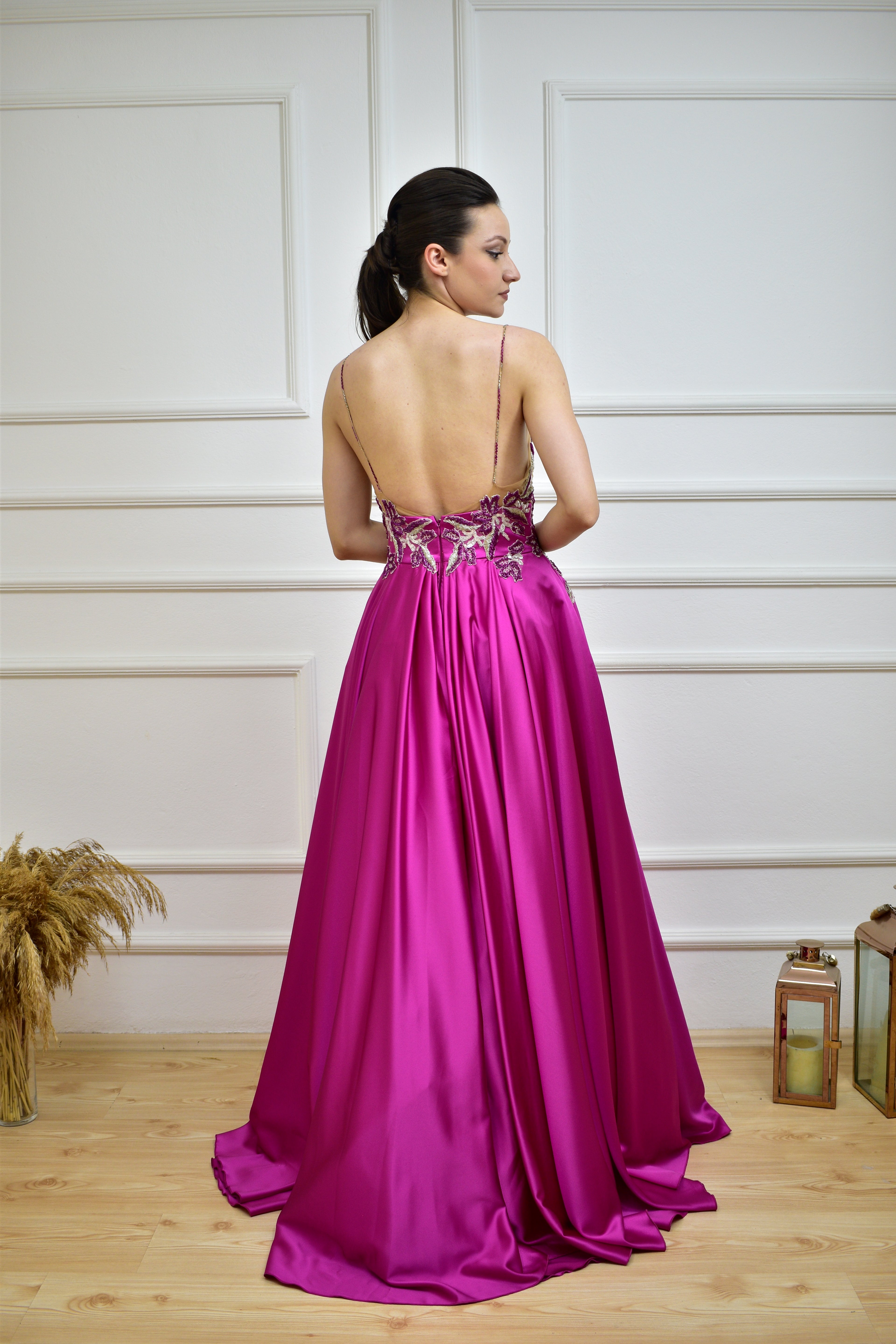 Azra Kotan Geniş Etekli Üstü İşlemeli Abiye Elbise